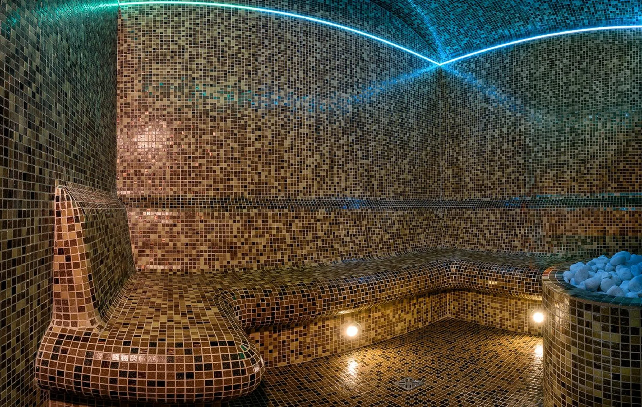 Steam room in Erzsébet Park Hotel