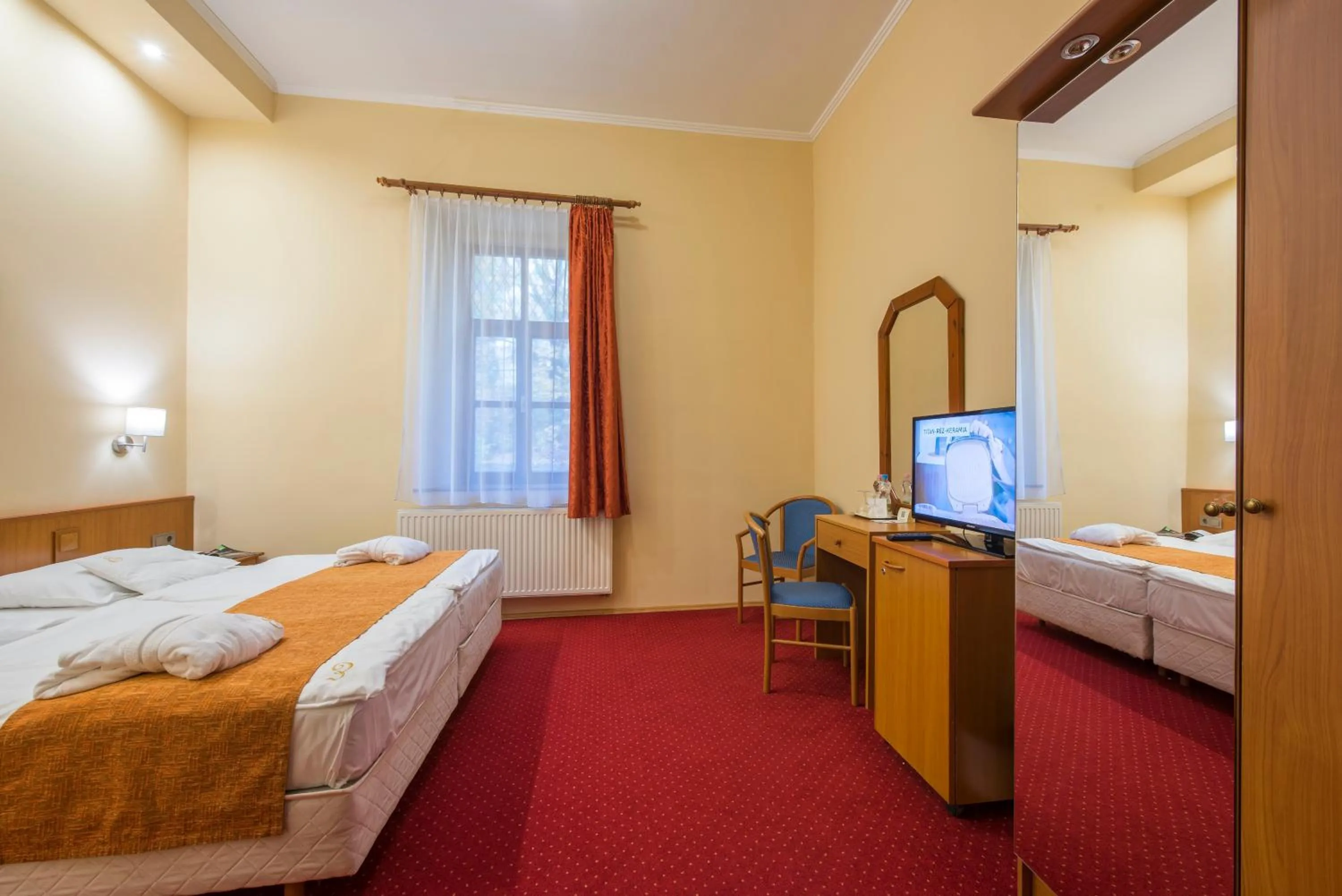 Photo of the whole room, Bed in Erzsébet Park Hotel