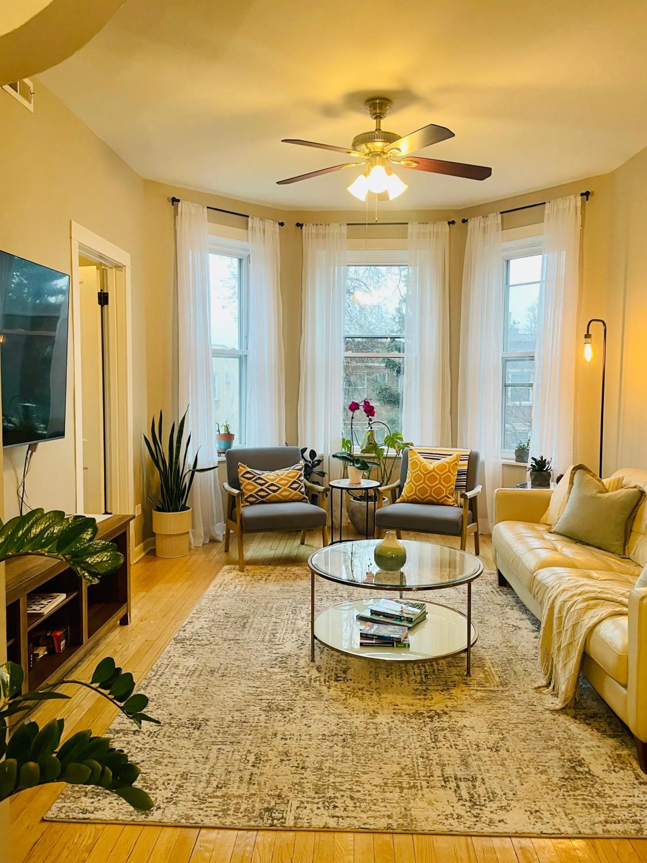 TV and multimedia in Sunny, Spacious, 3BR 1BA Davlin INN Chicago