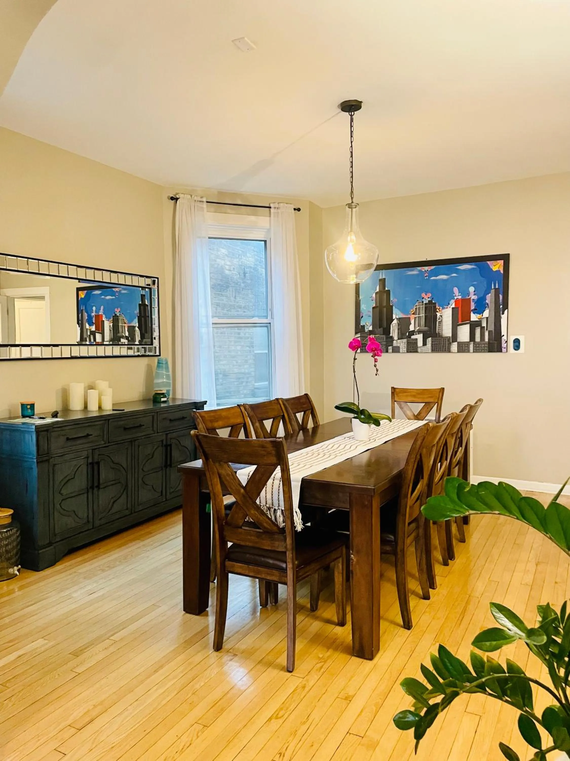 Dining area in Sunny, Spacious, 3BR 1BA Davlin INN Chicago