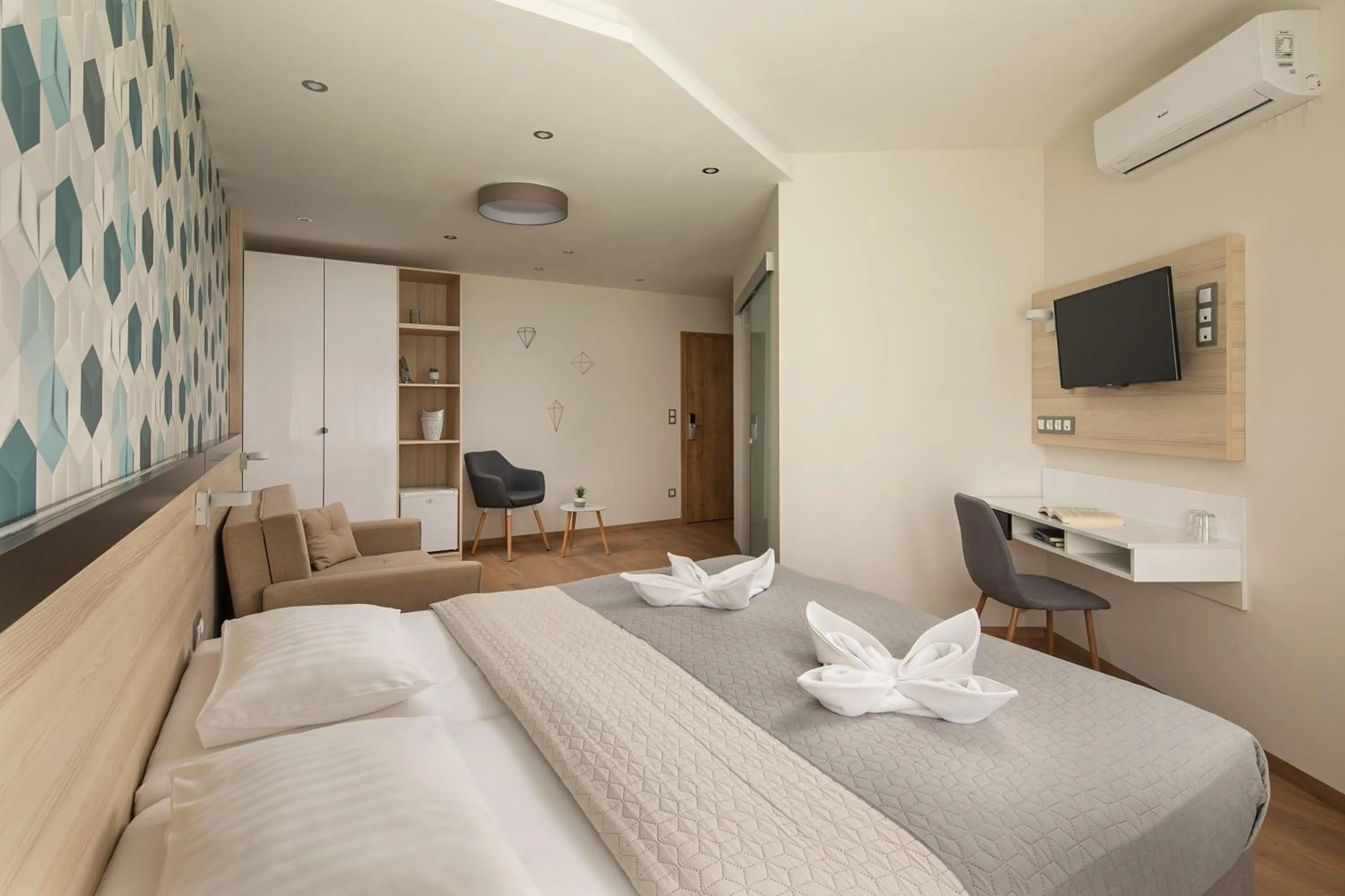 Photo of the whole room, Bed in Kristály Hotel