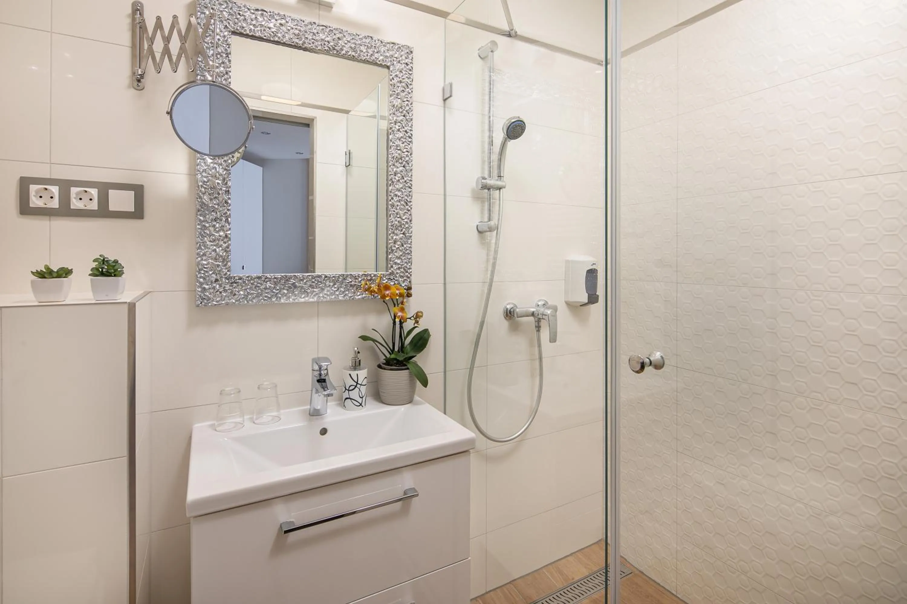 Shower in Kristály Hotel