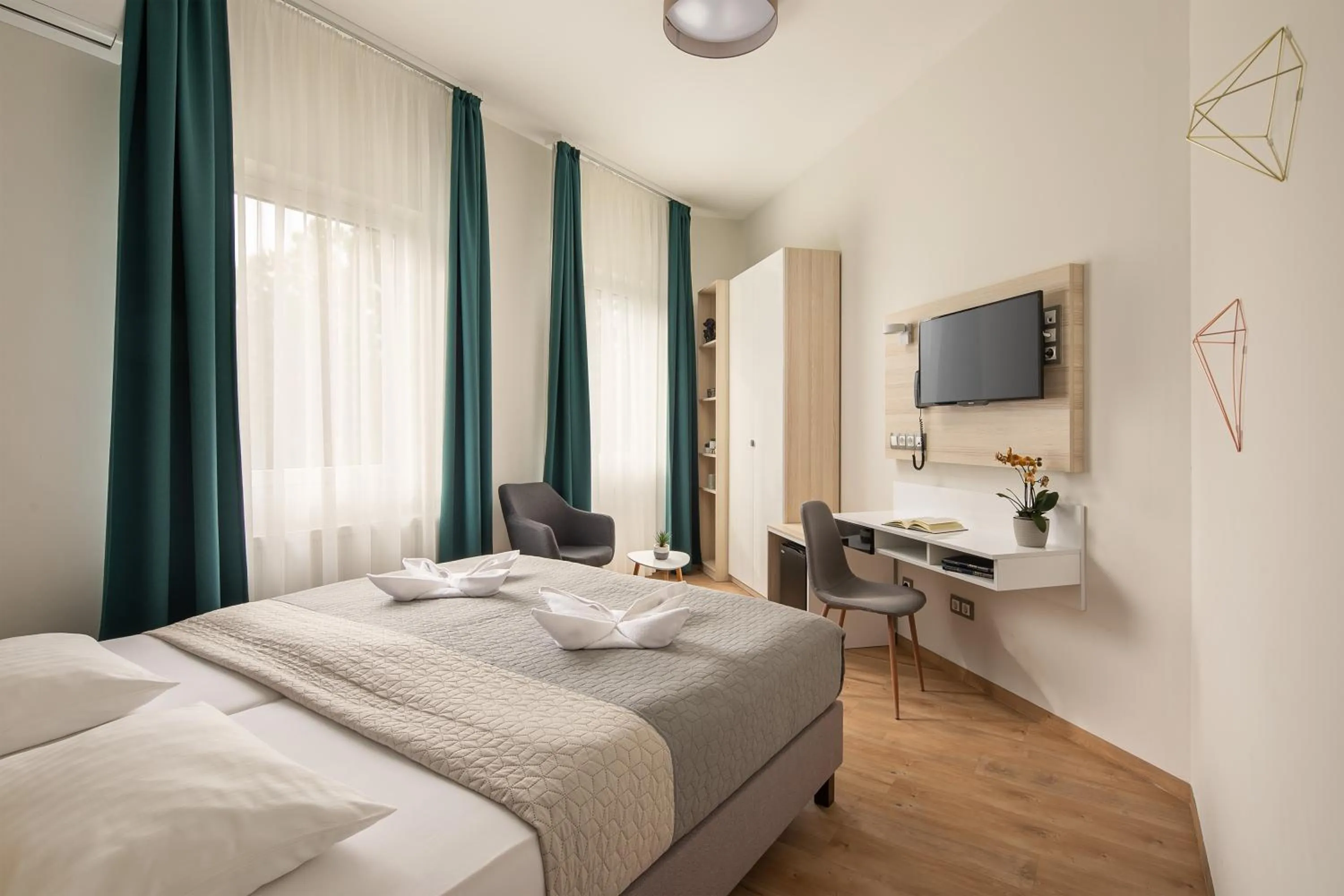 Photo of the whole room, Bed in Kristály Hotel