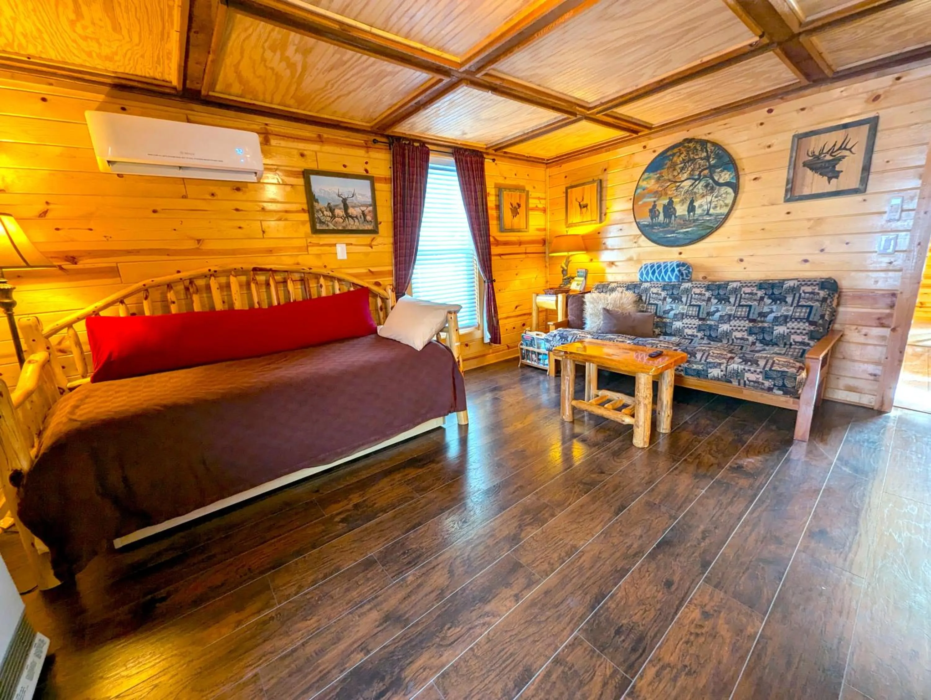 Bed in Yellowstone Treasure Guesthouses on the River