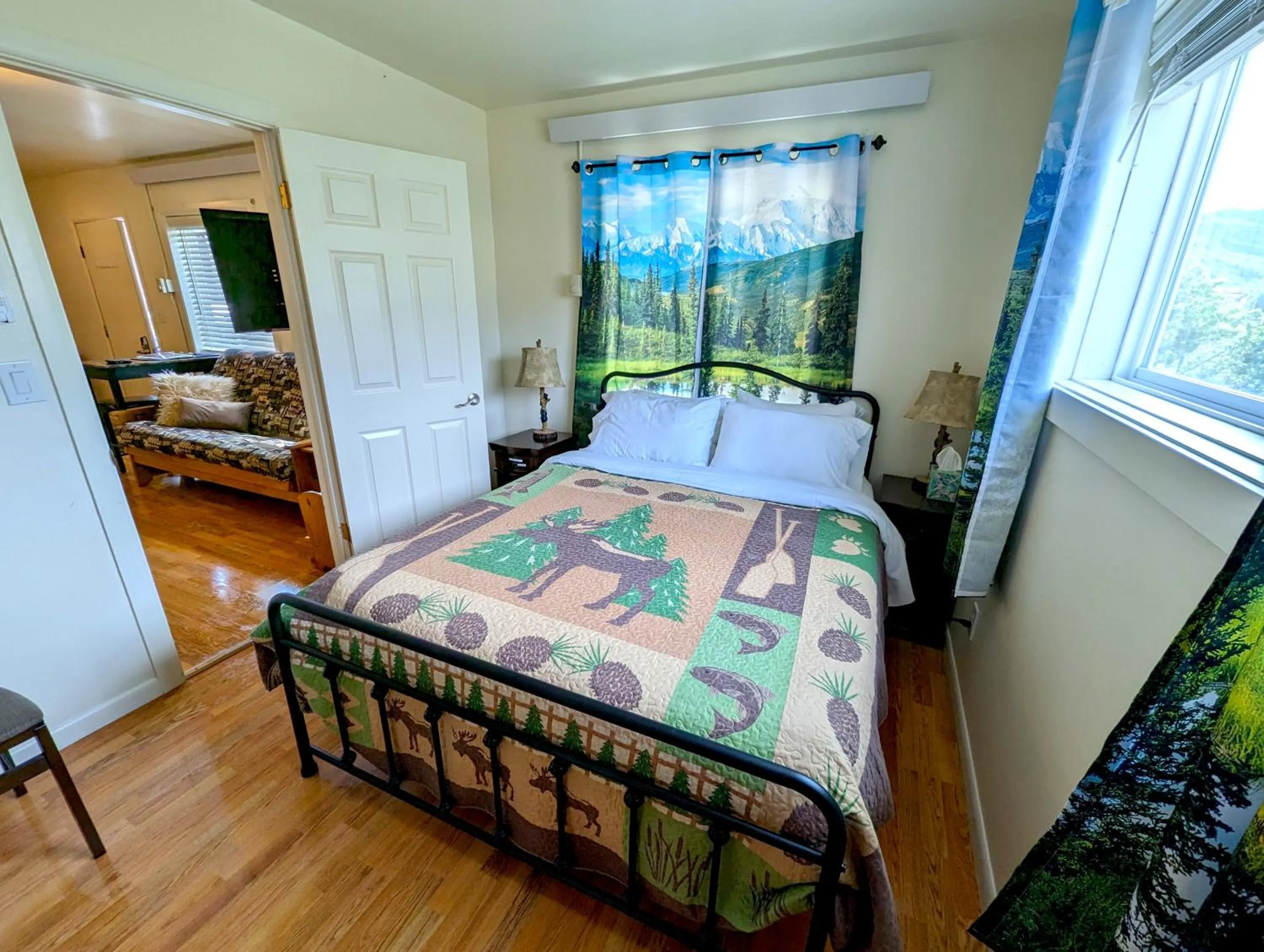 Bed in Yellowstone Treasure Guesthouses on the River