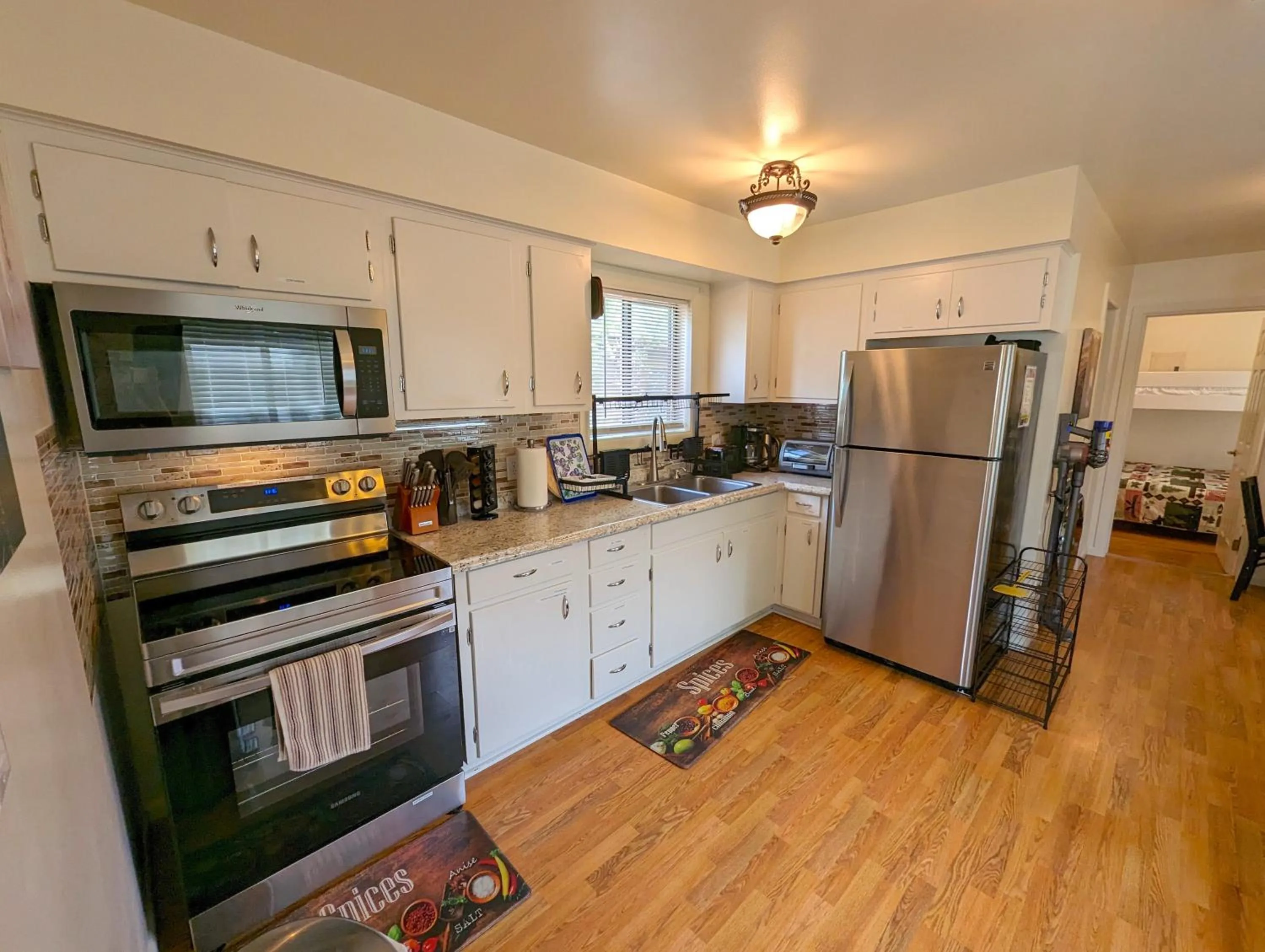 Yellowstone Treasure Guesthouses on the River