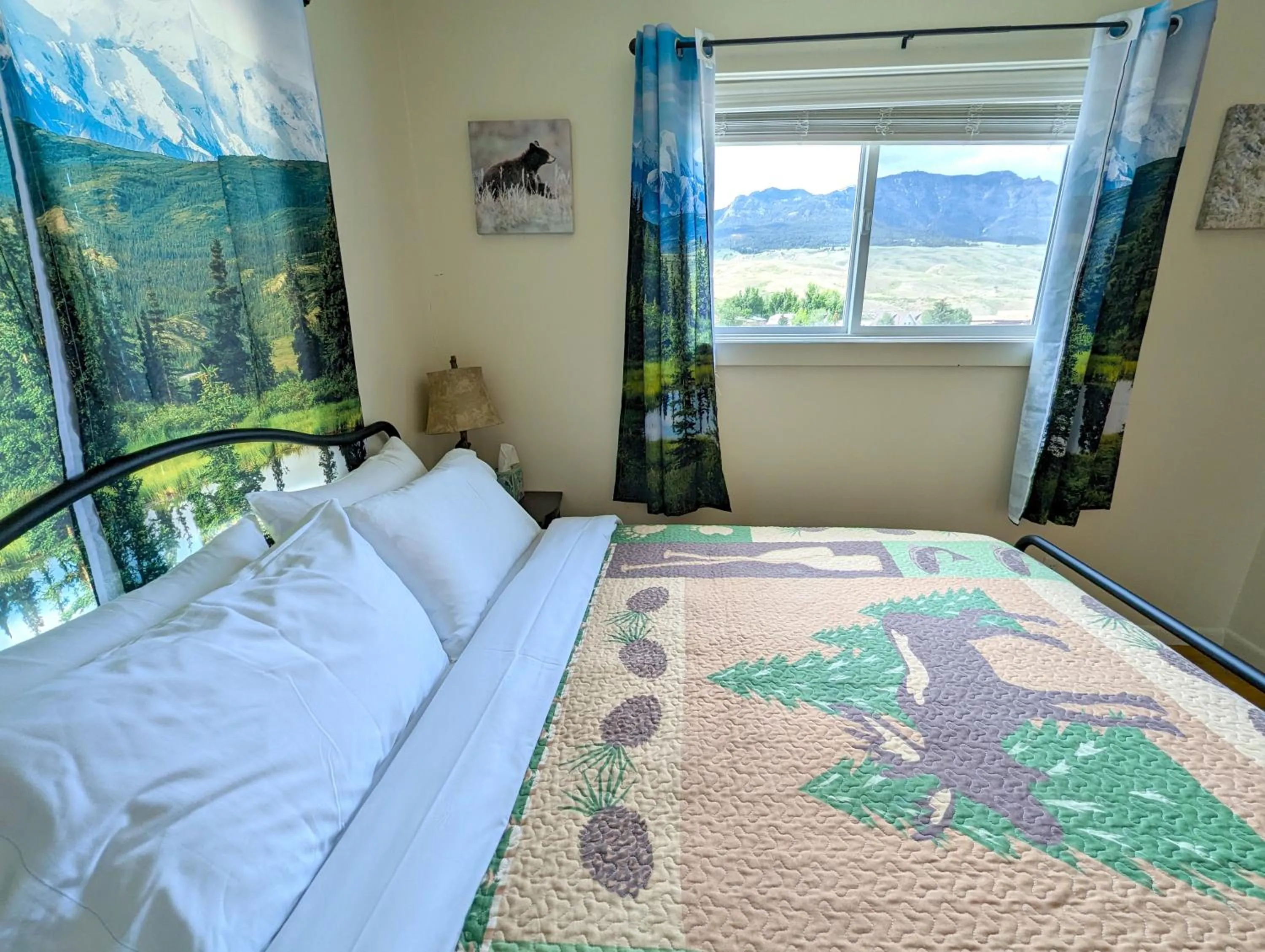 Bed in Yellowstone Treasure Guesthouses on the River