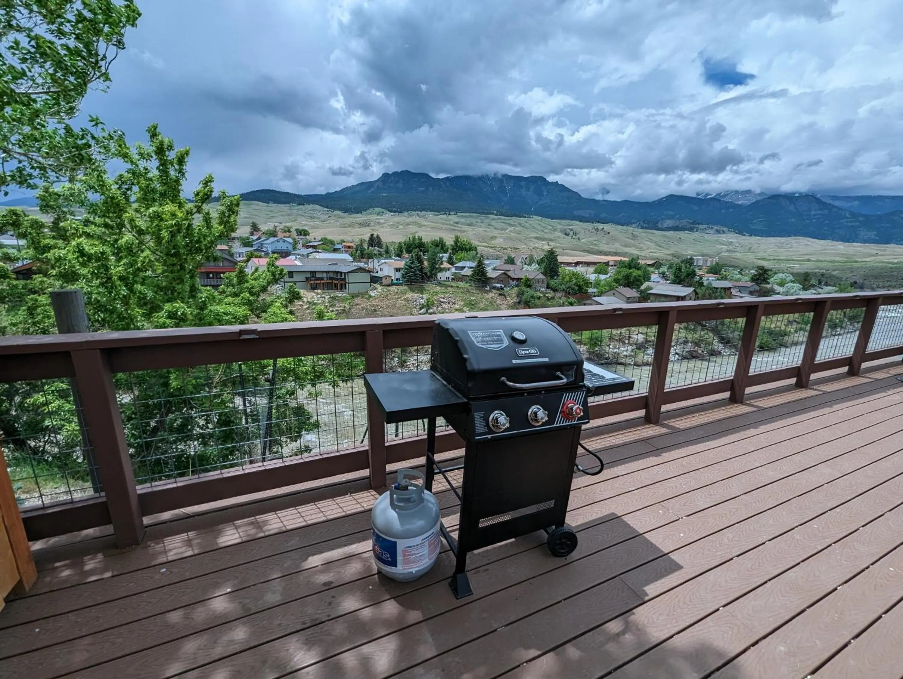 Yellowstone Treasure Guesthouses on the River