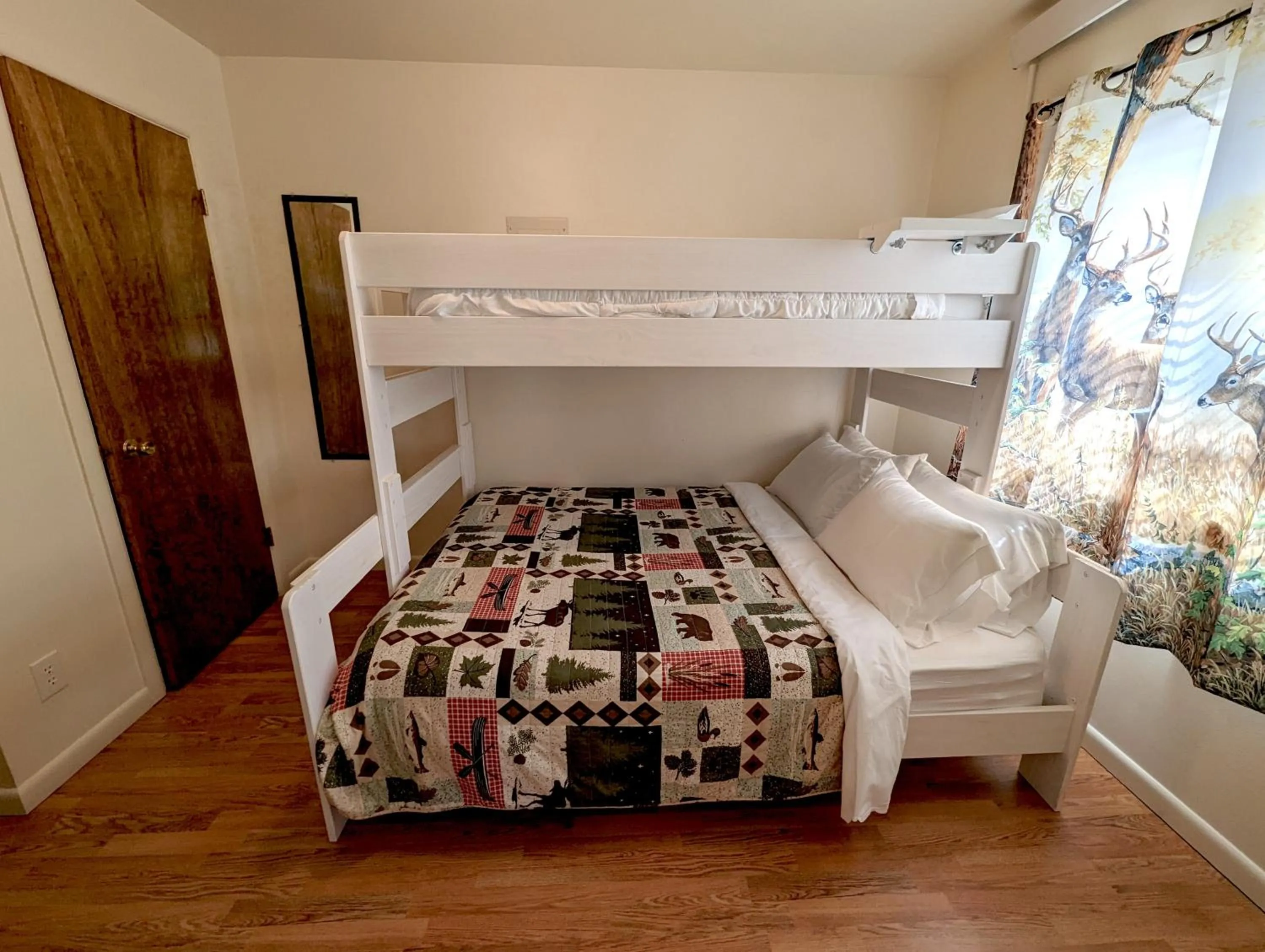 Bed in Yellowstone Treasure Guesthouses on the River