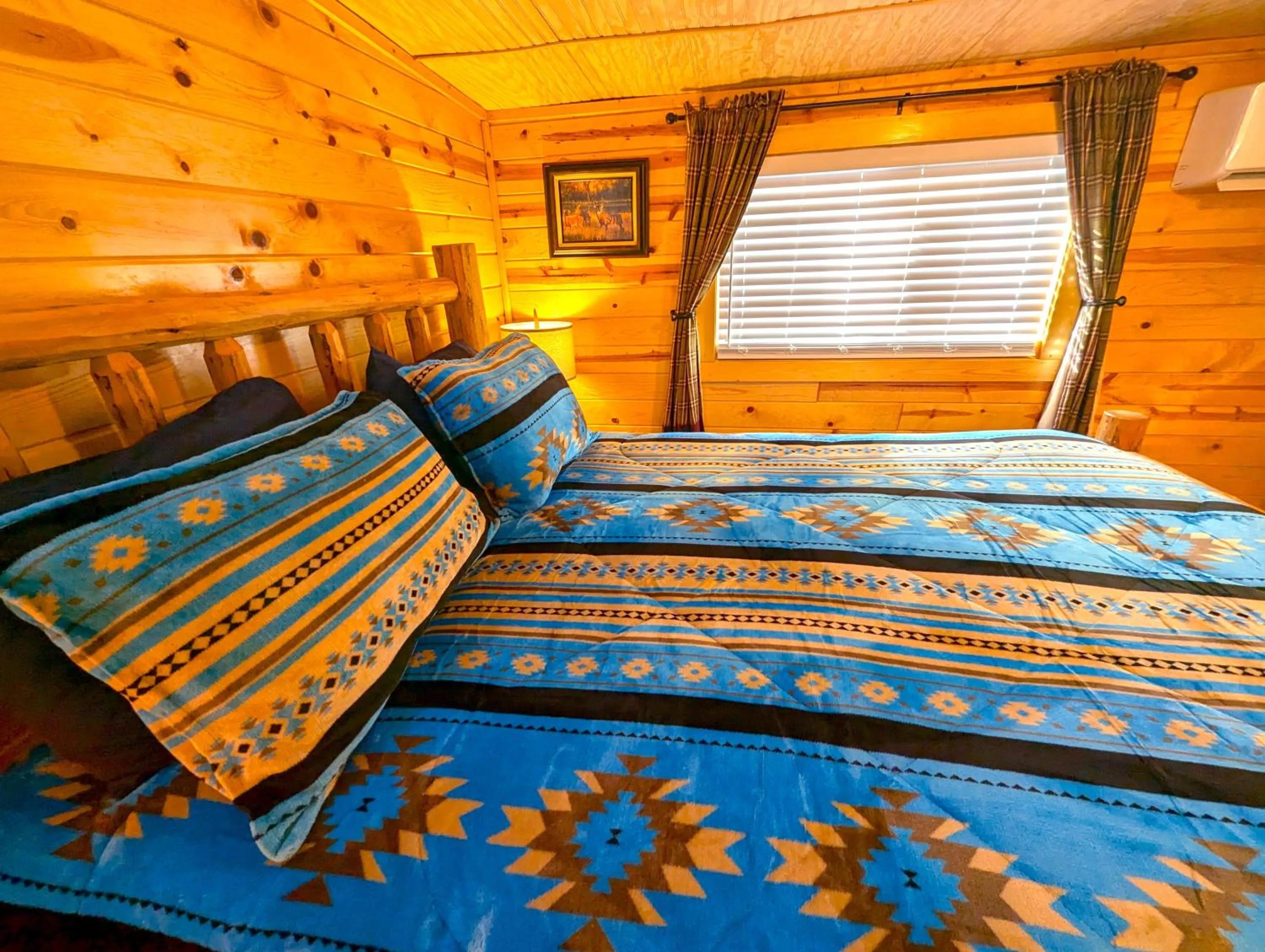 Bed in Yellowstone Treasure Guesthouses on the River