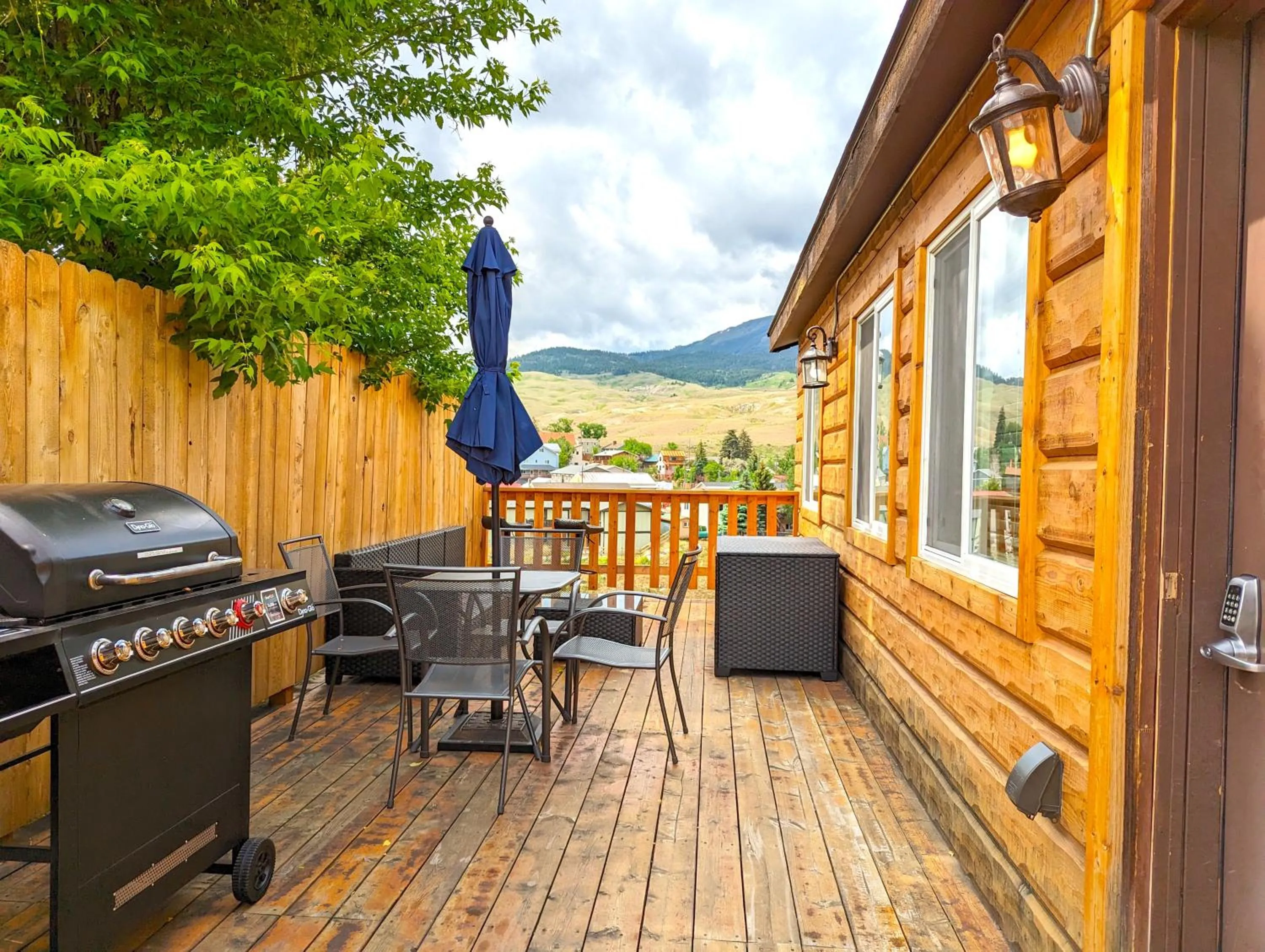 Yellowstone Treasure Guesthouses on the River