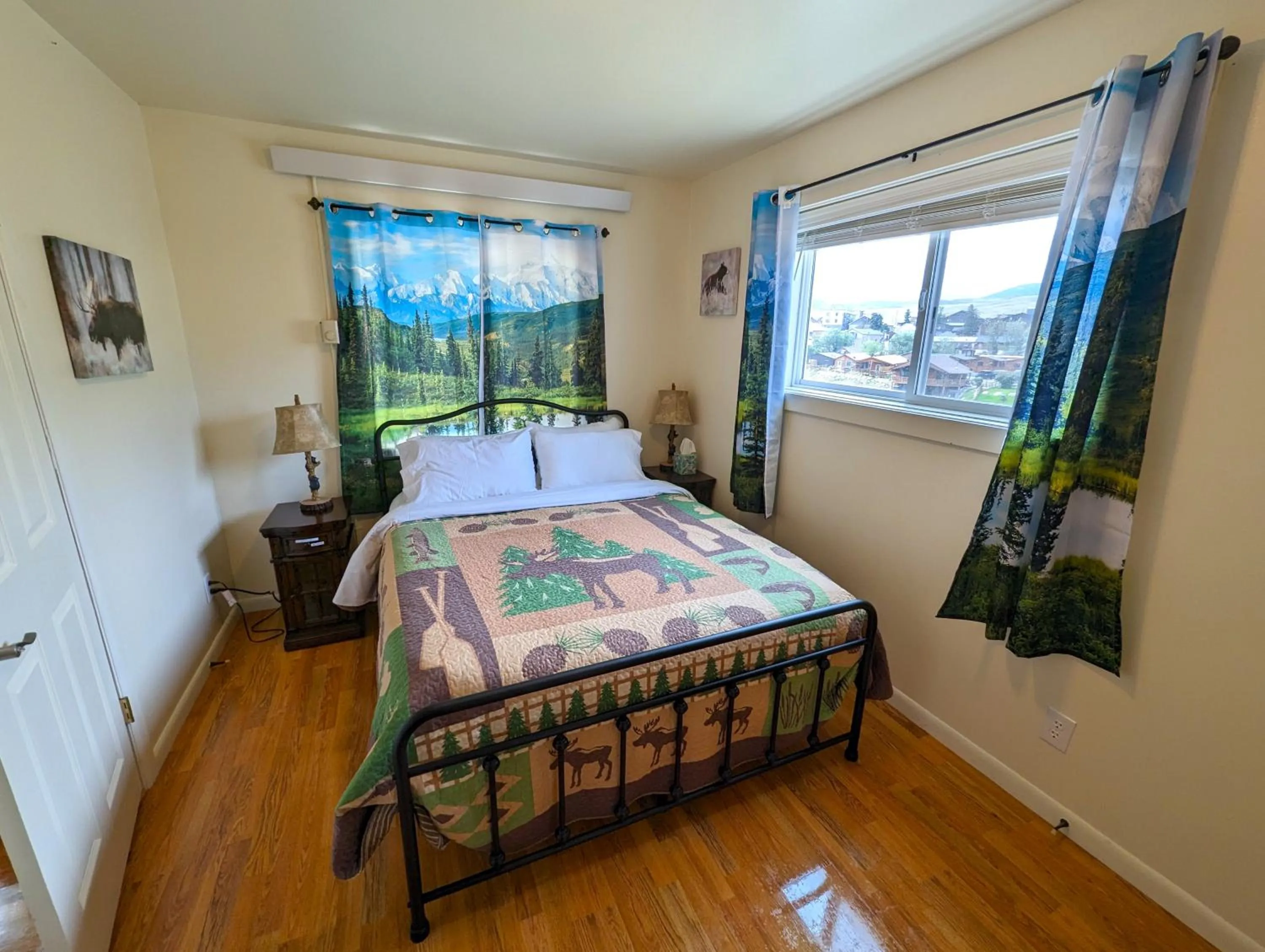 Bed in Yellowstone Treasure Guesthouses on the River