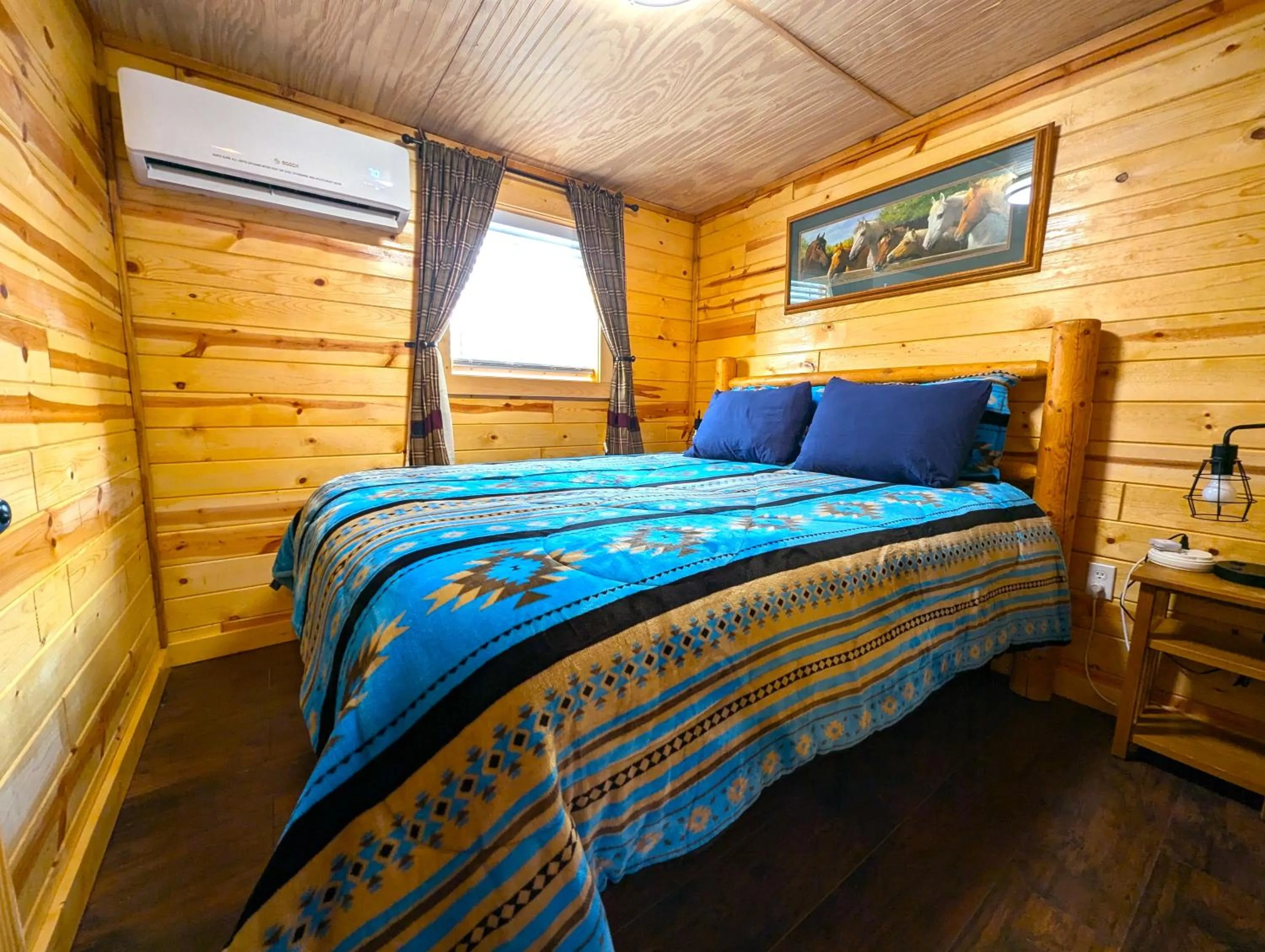 Bed in Yellowstone Treasure Guesthouses on the River