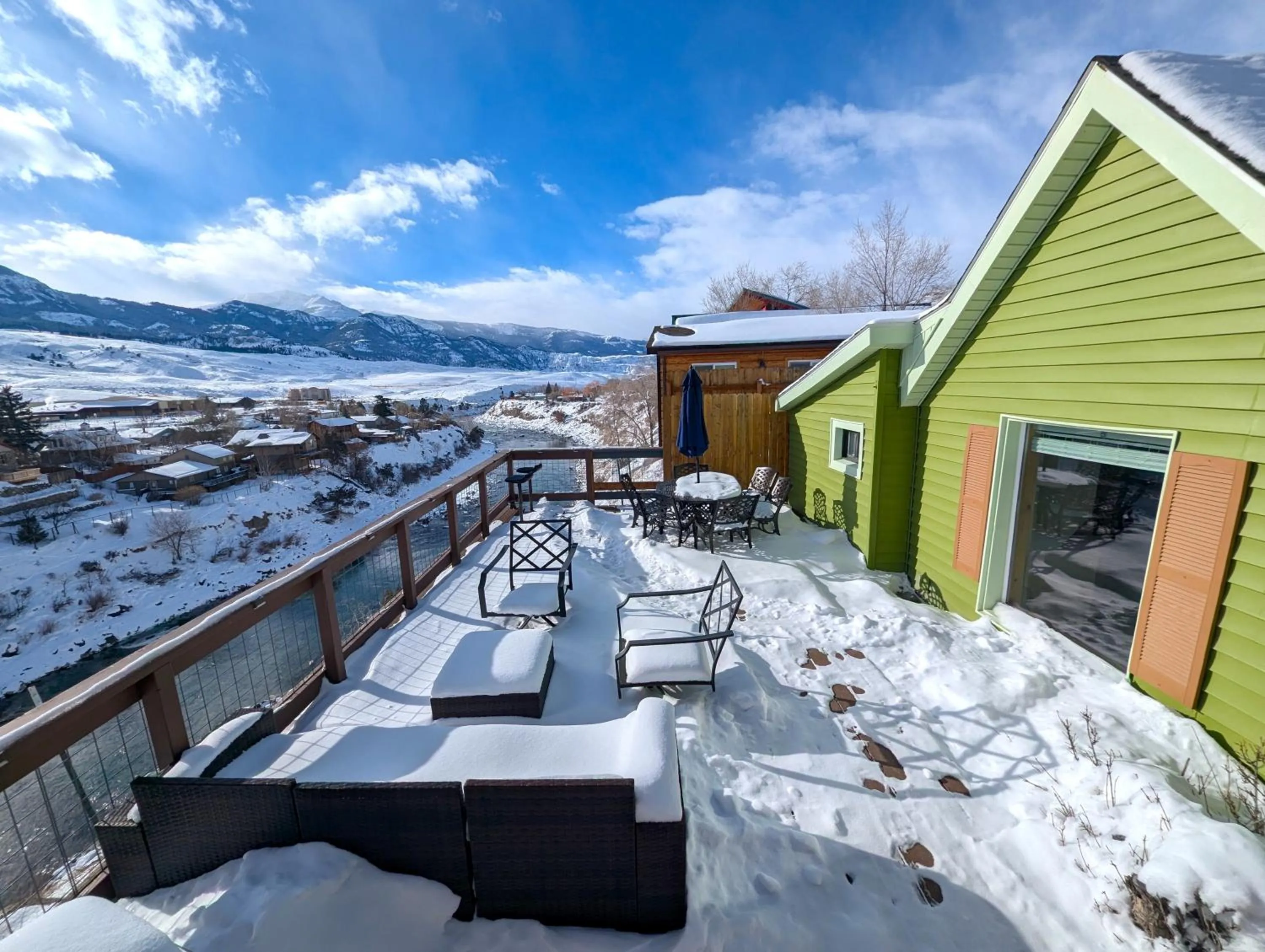 Yellowstone Treasure Guesthouses on the River