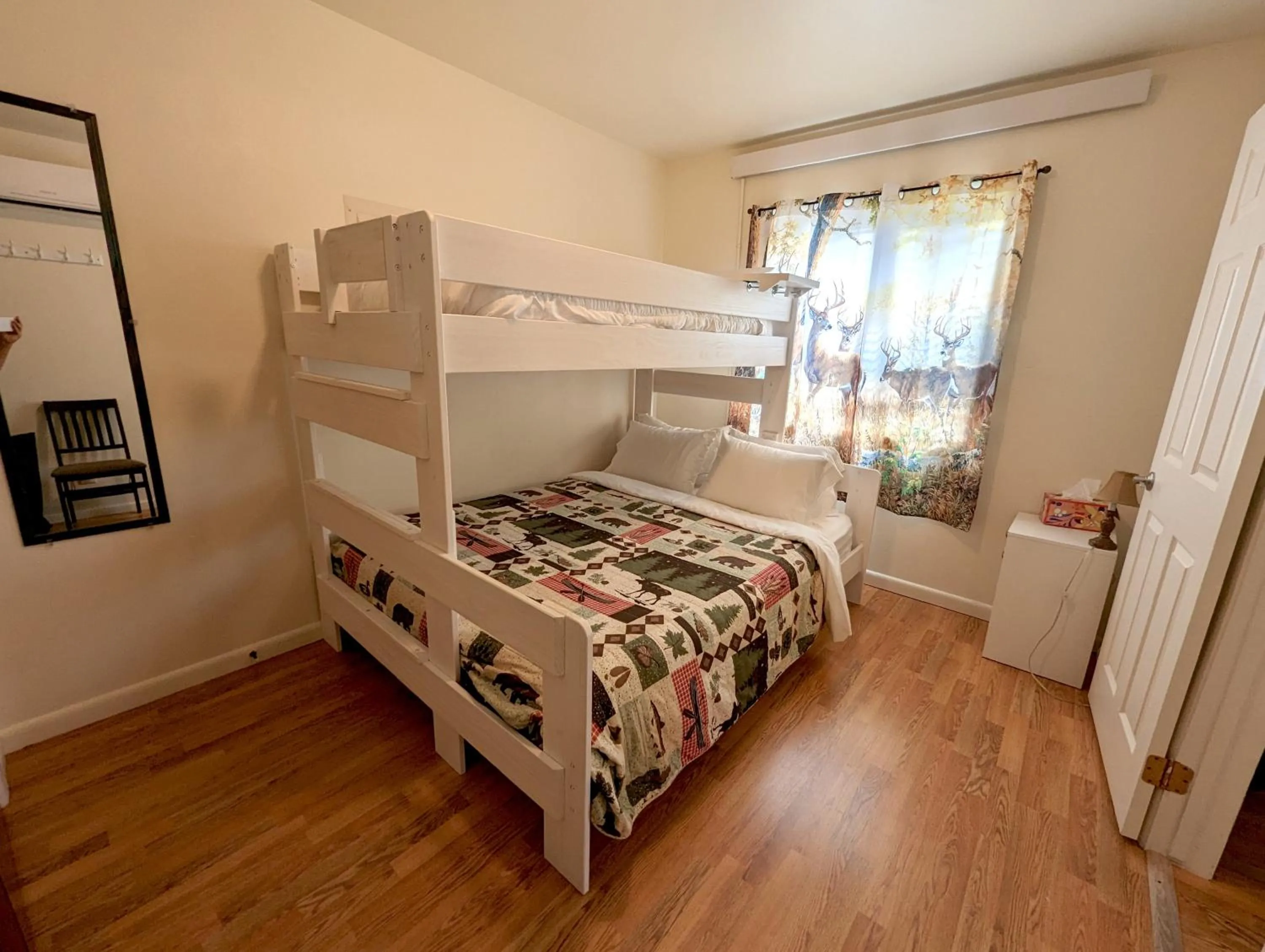 Bed in Yellowstone Treasure Guesthouses on the River