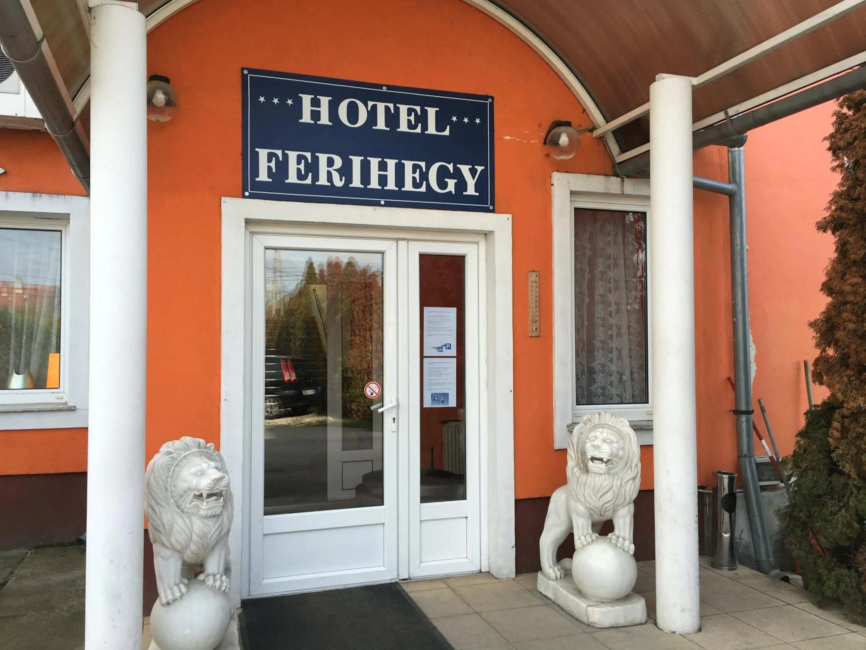 Facade/entrance in Hotel Ferihegy