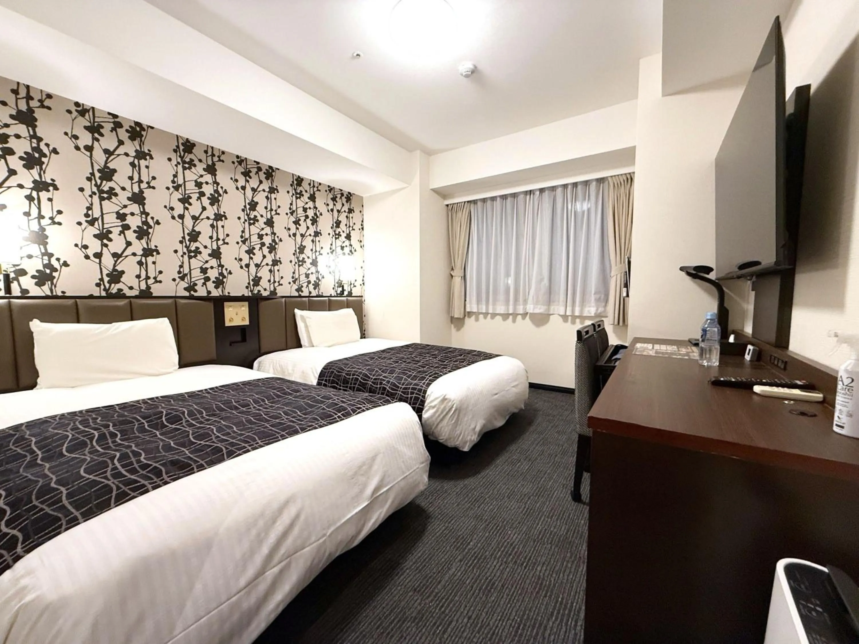 Photo of the whole room, Bed in APA Hotel Keikyu Kamata Ekimae Nishi