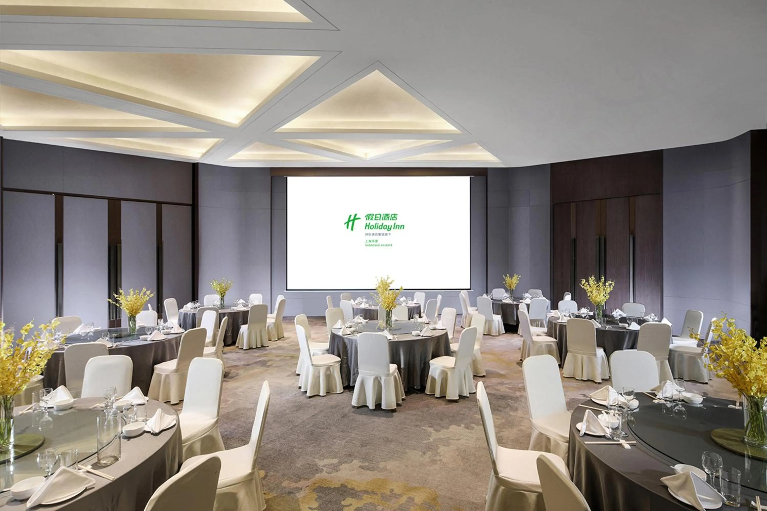 Meeting/conference room in Holiday Inn Shanghai Huaxia by IHG - overlooking city scenery at Sky View Restaurant