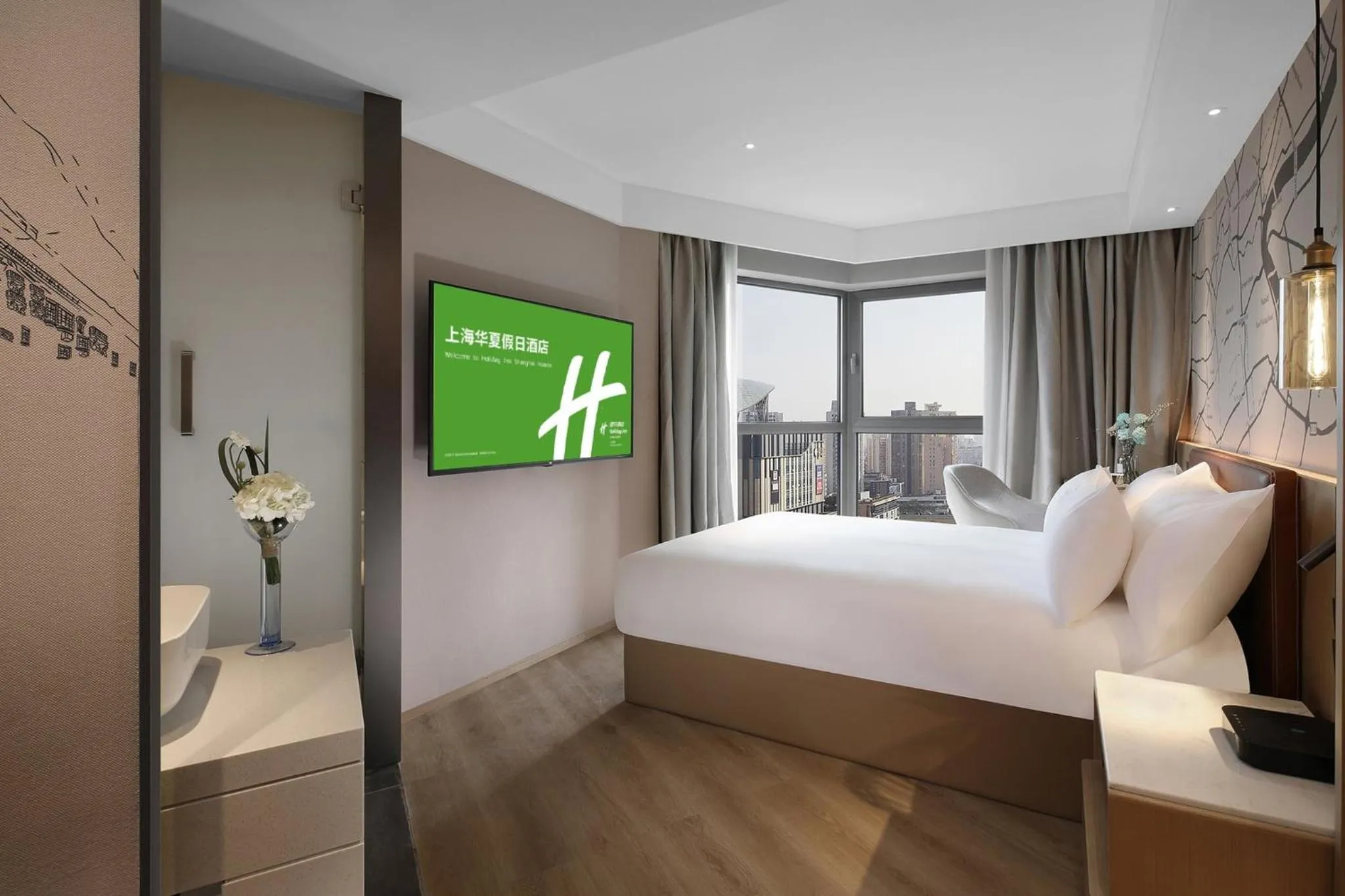 Photo of the whole room, Bed in Holiday Inn Shanghai Huaxia by IHG - overlooking city scenery at Sky View Restaurant