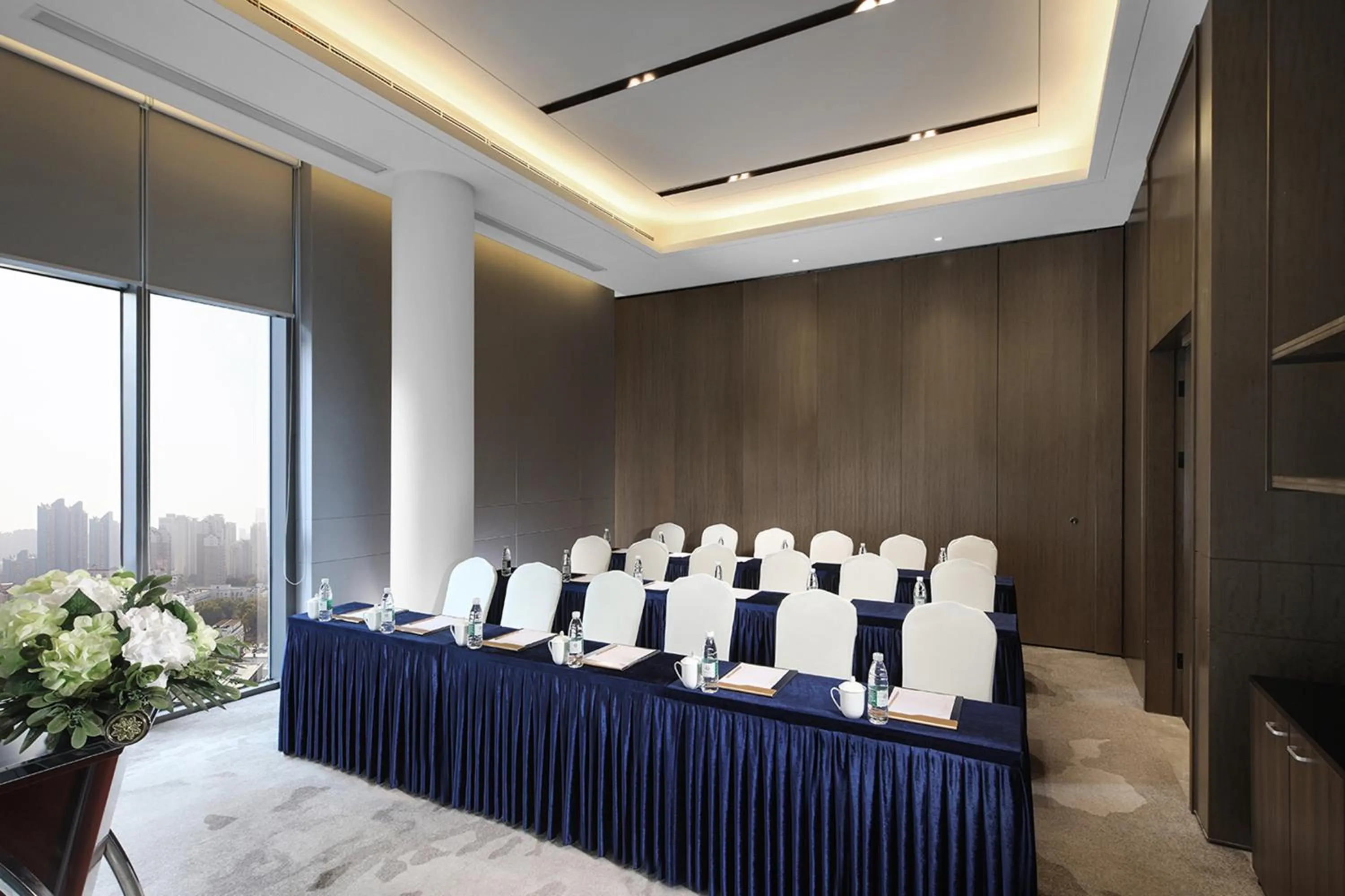 Meeting/conference room, Bed in Holiday Inn Shanghai Huaxia by IHG - overlooking city scenery at Sky View Restaurant
