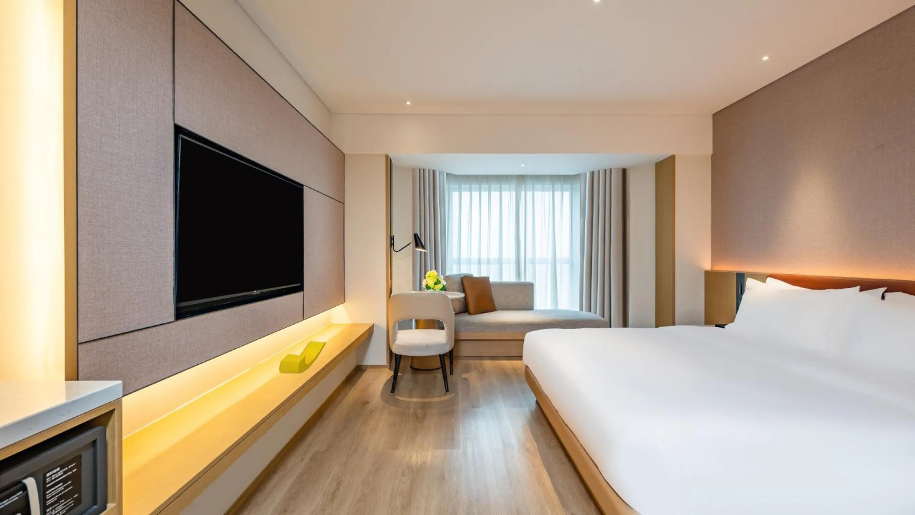 Photo of the whole room, Bed in Holiday Inn Shanghai Huaxia by IHG