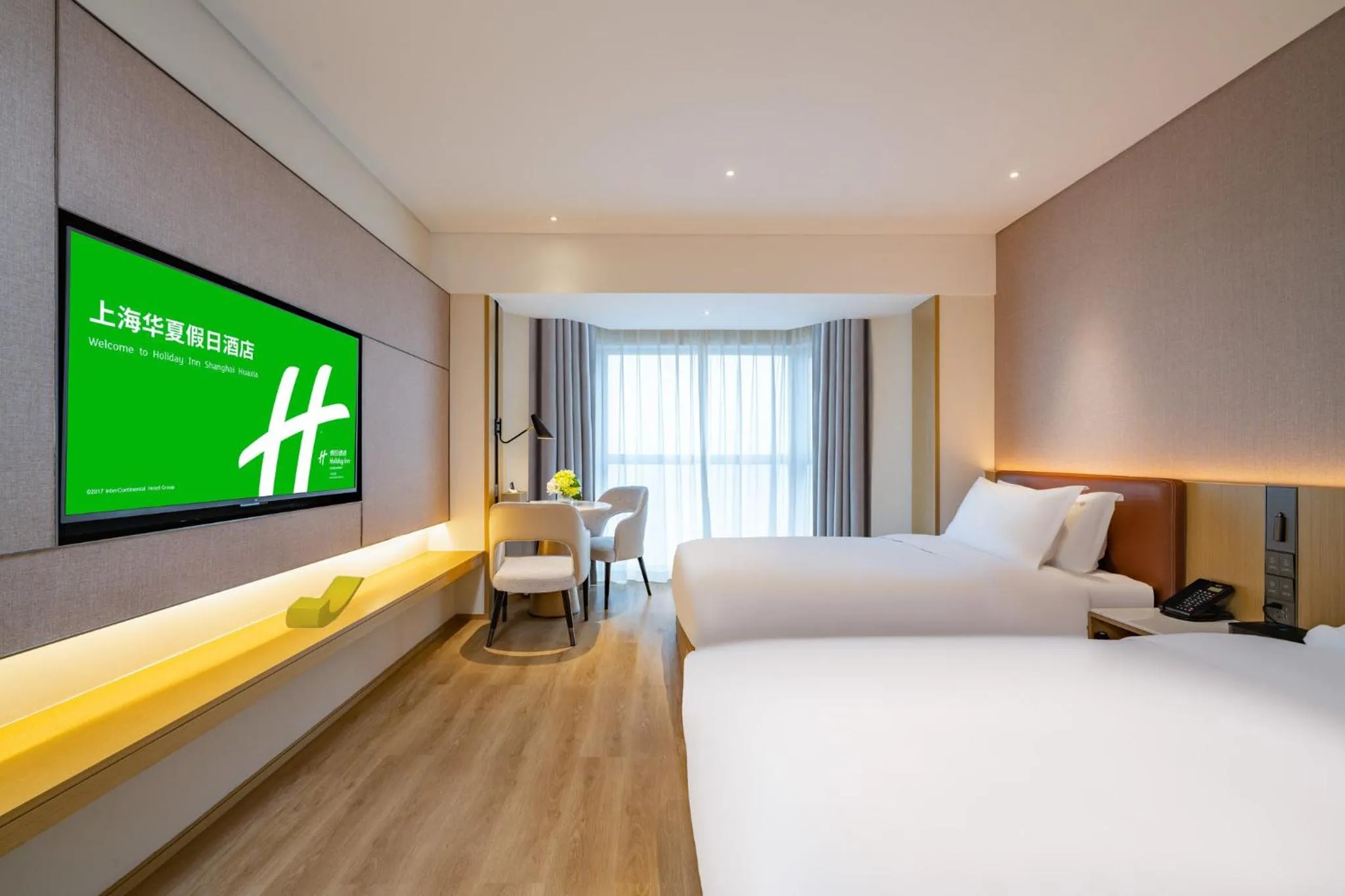 Photo of the whole room, Bed in Holiday Inn Shanghai Huaxia by IHG - overlooking city scenery at Sky View Restaurant