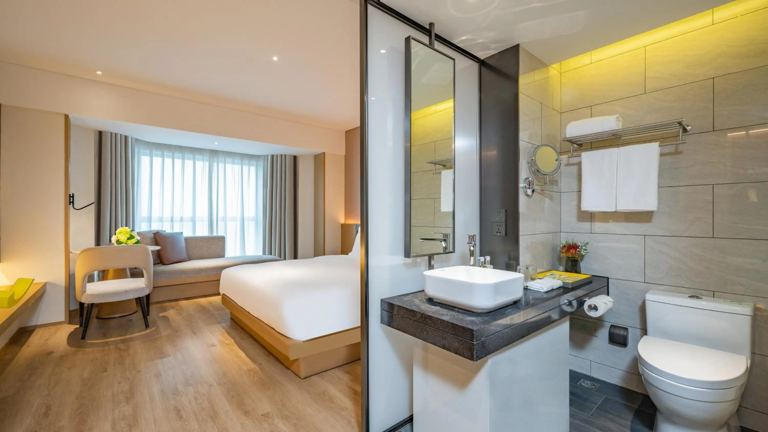Bathroom, Bed in Holiday Inn Shanghai Huaxia by IHG