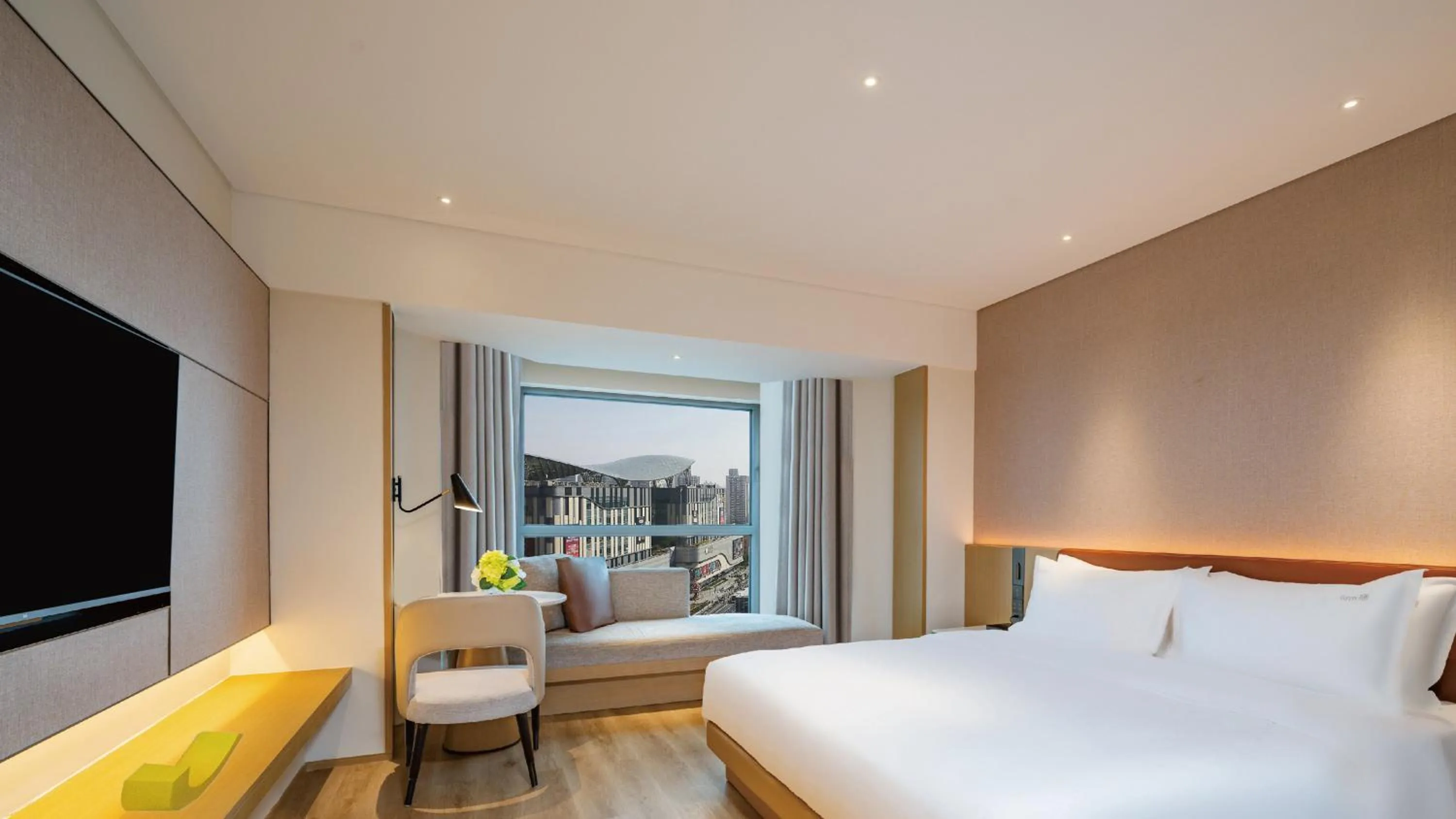 Photo of the whole room, Bed in Holiday Inn Shanghai Huaxia by IHG