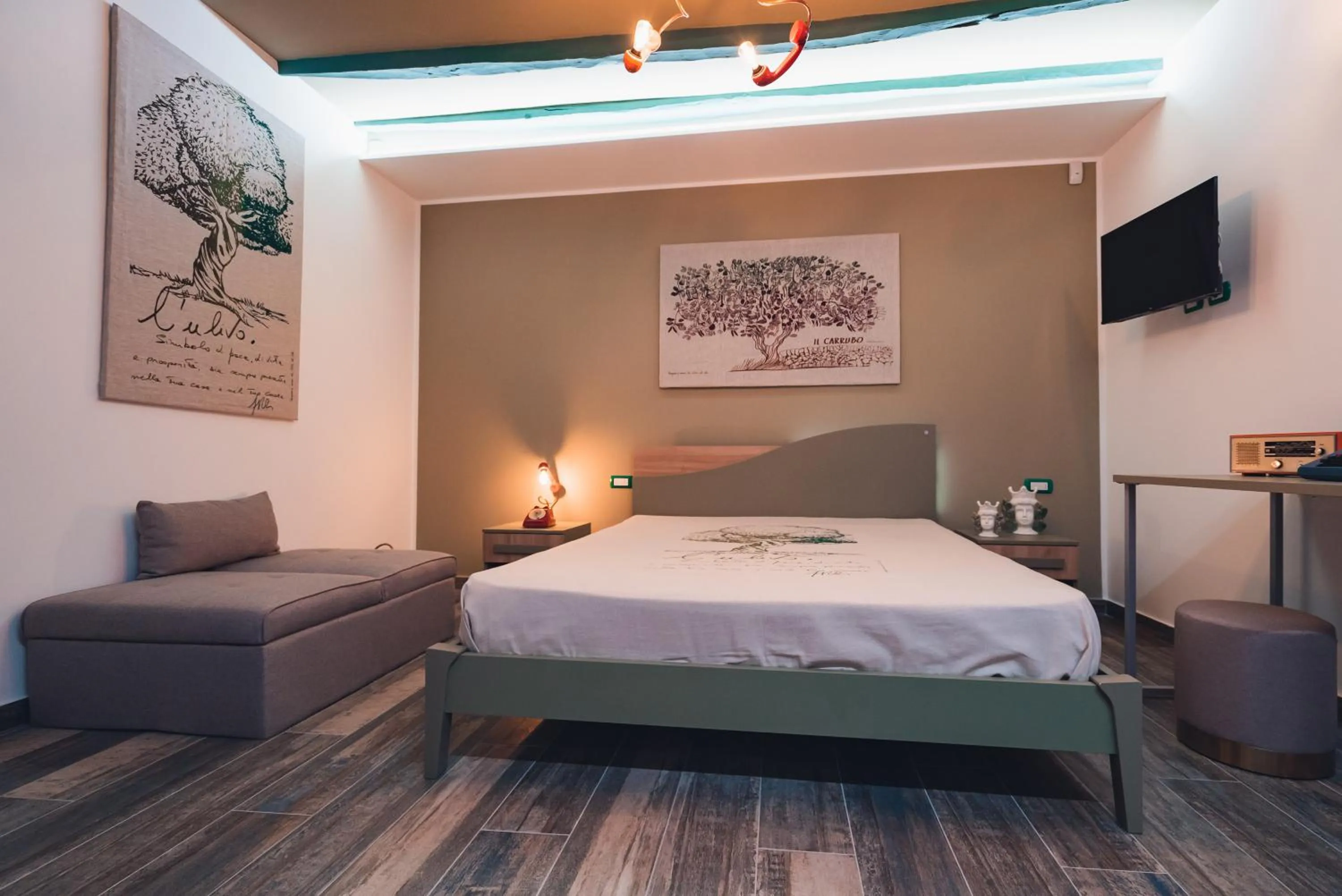 Bedroom, Bed in macchia mediterranea