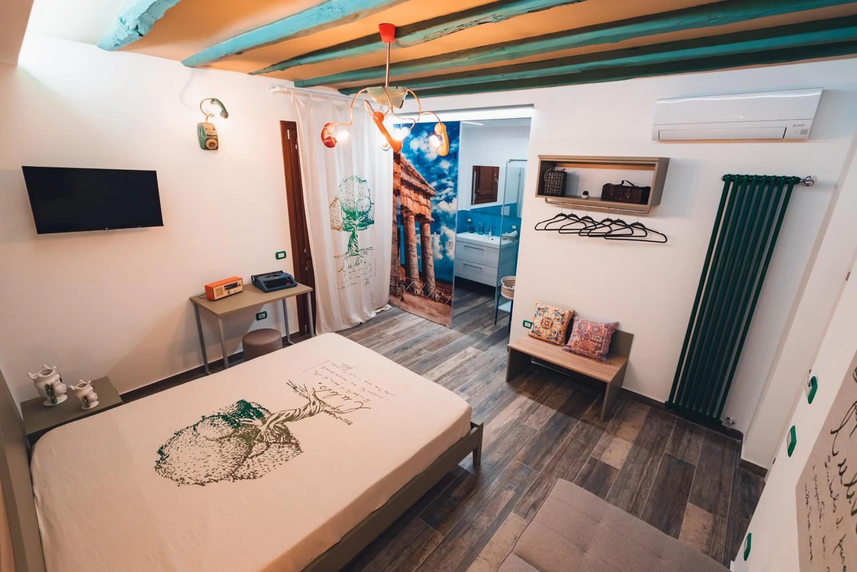 Bedroom, Bed in macchia mediterranea