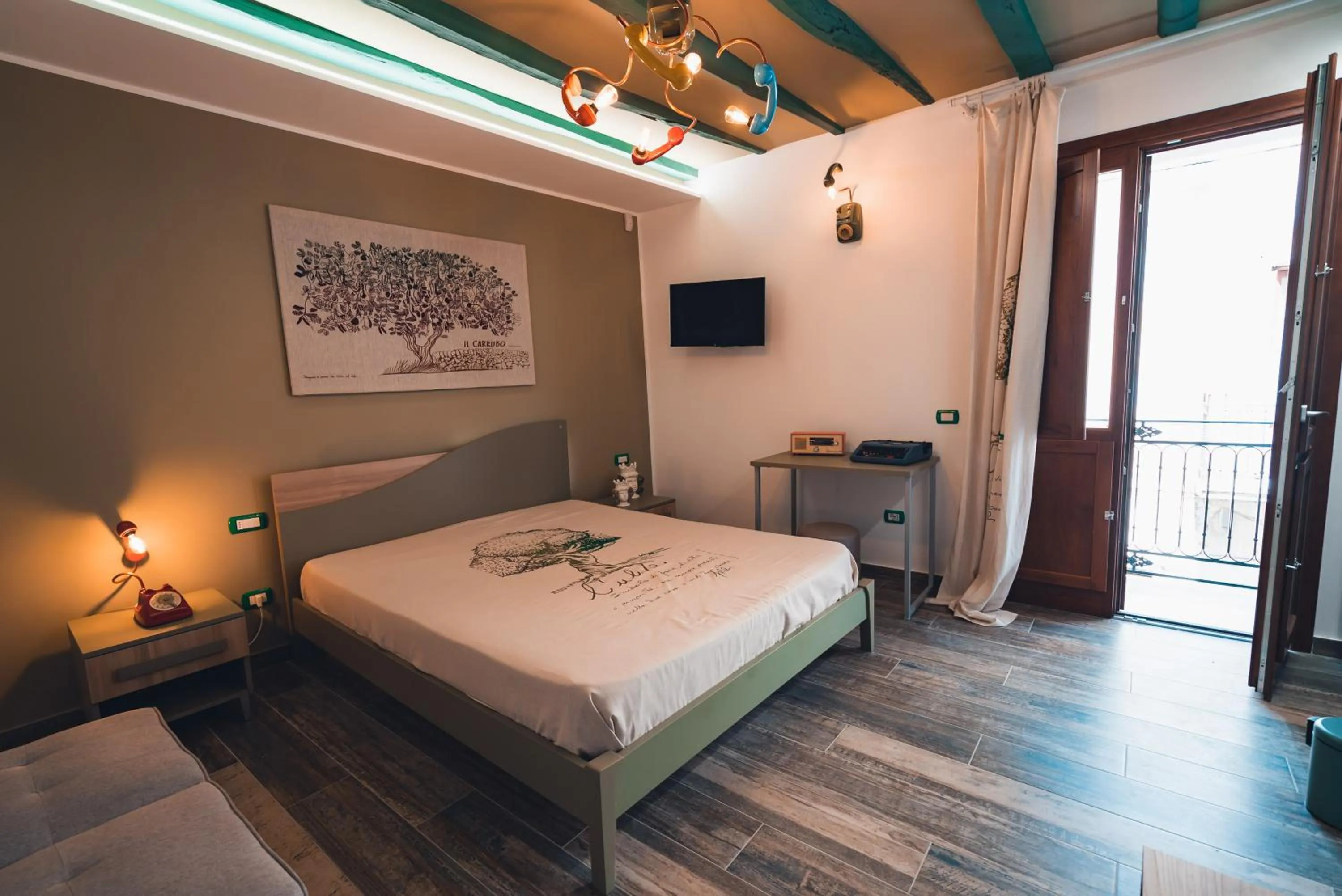 Bedroom, Bed in macchia mediterranea