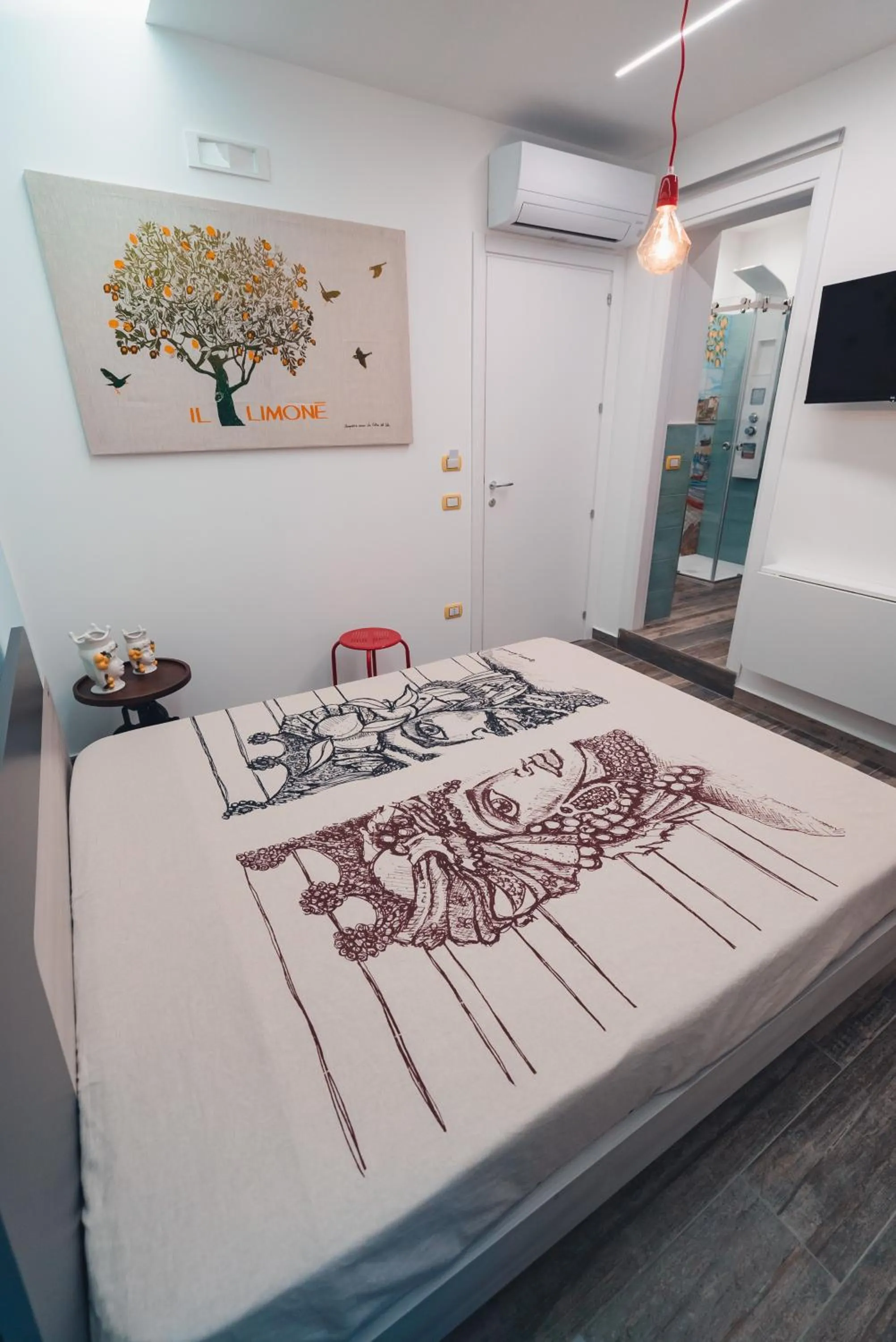 Bedroom, Bed in macchia mediterranea