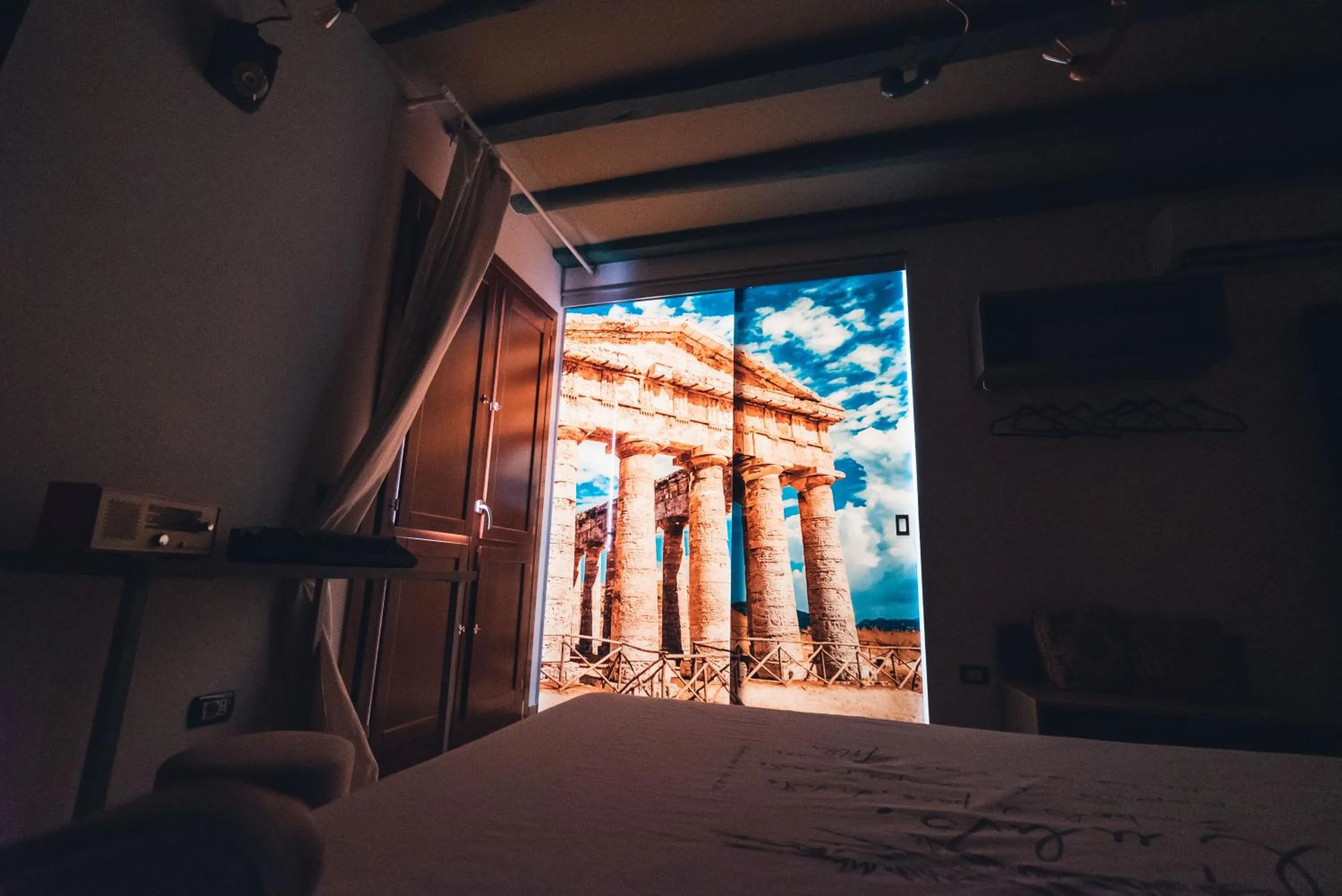 Bedroom, Bed in macchia mediterranea