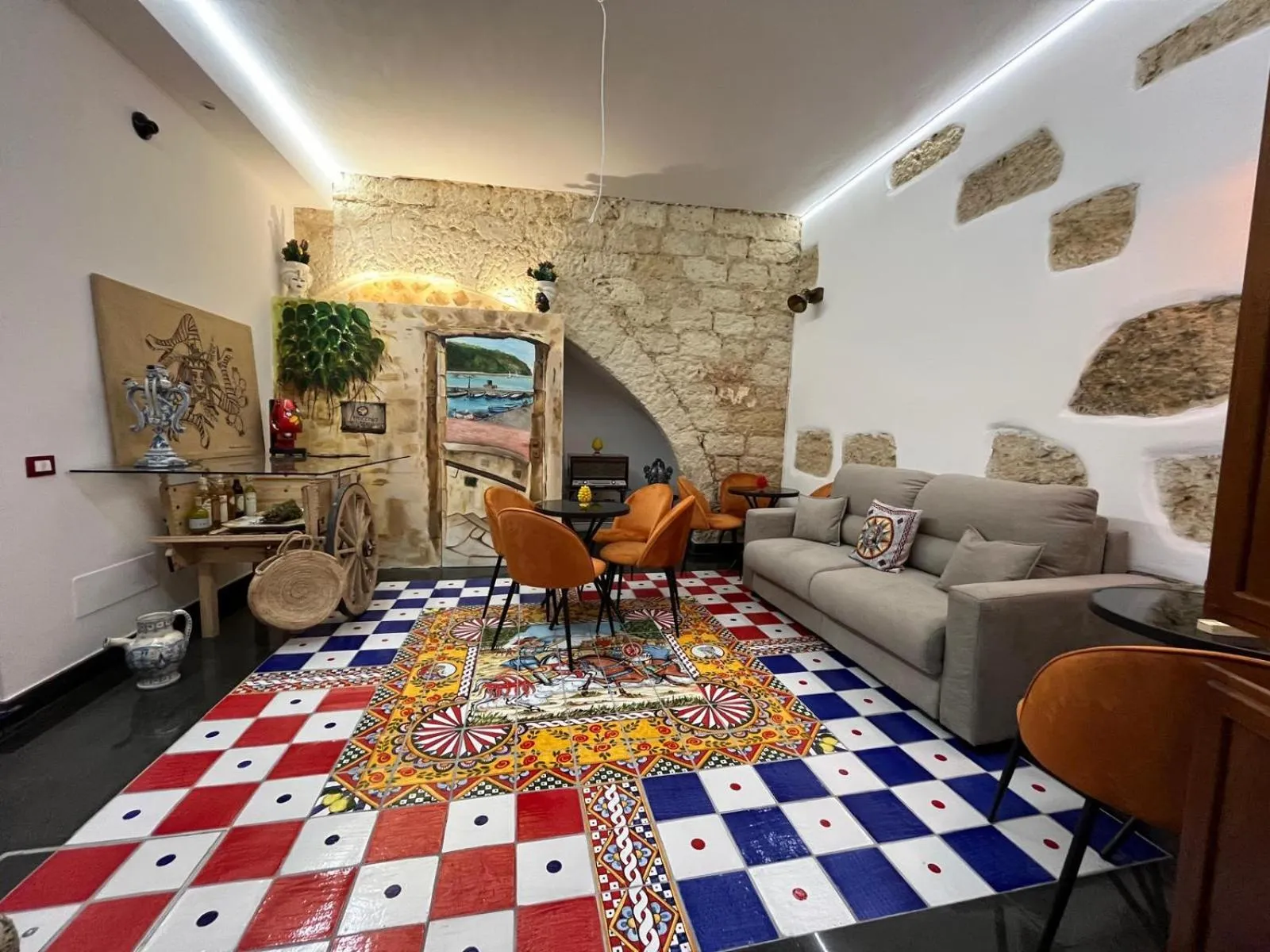 Communal lounge/ TV room in macchia mediterranea