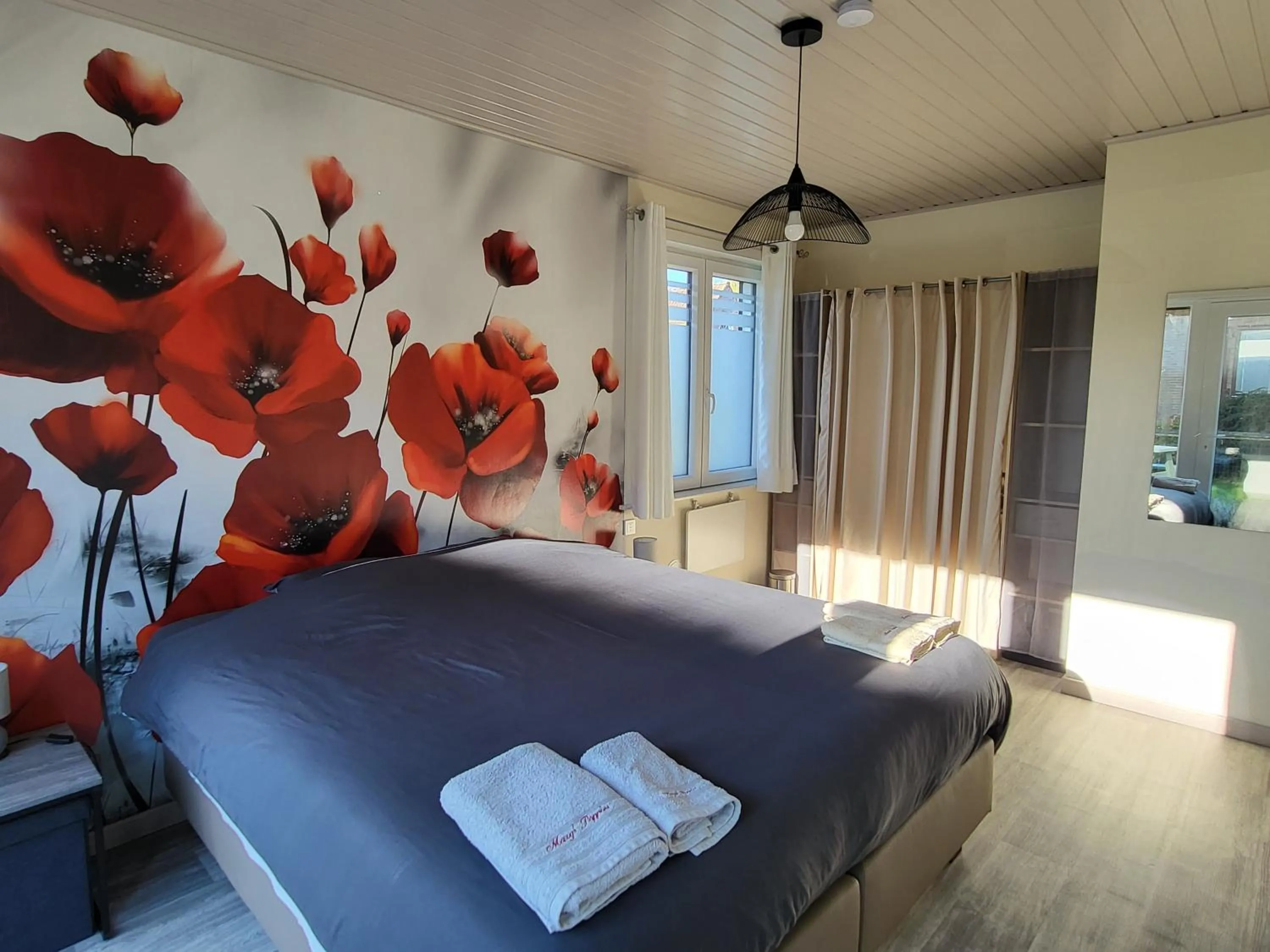 Bed in Mary's Poppies - Bed & Breakfast