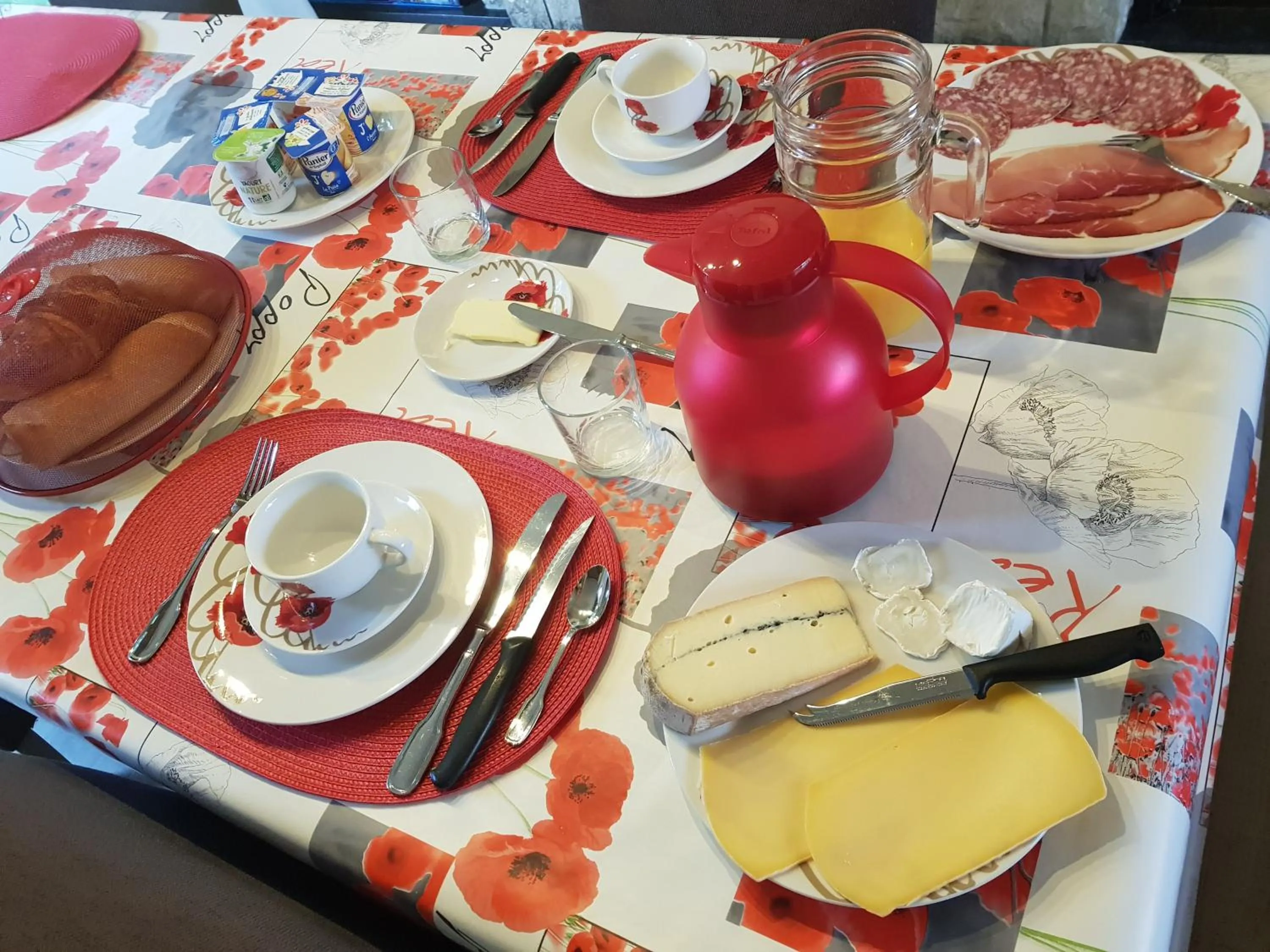 Breakfast in Mary's Poppies - Bed & Breakfast