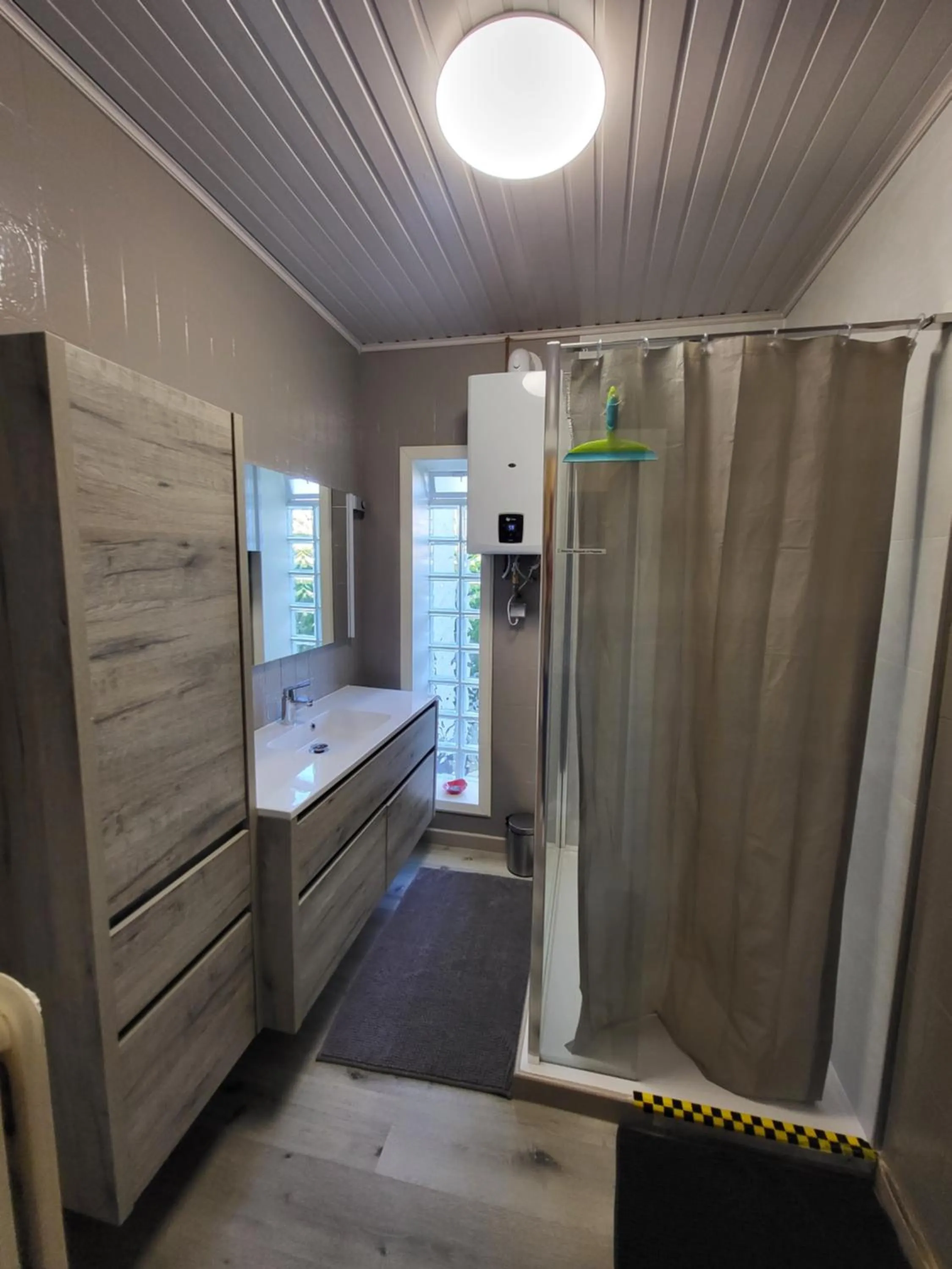 Shower in Mary's Poppies - Bed & Breakfast