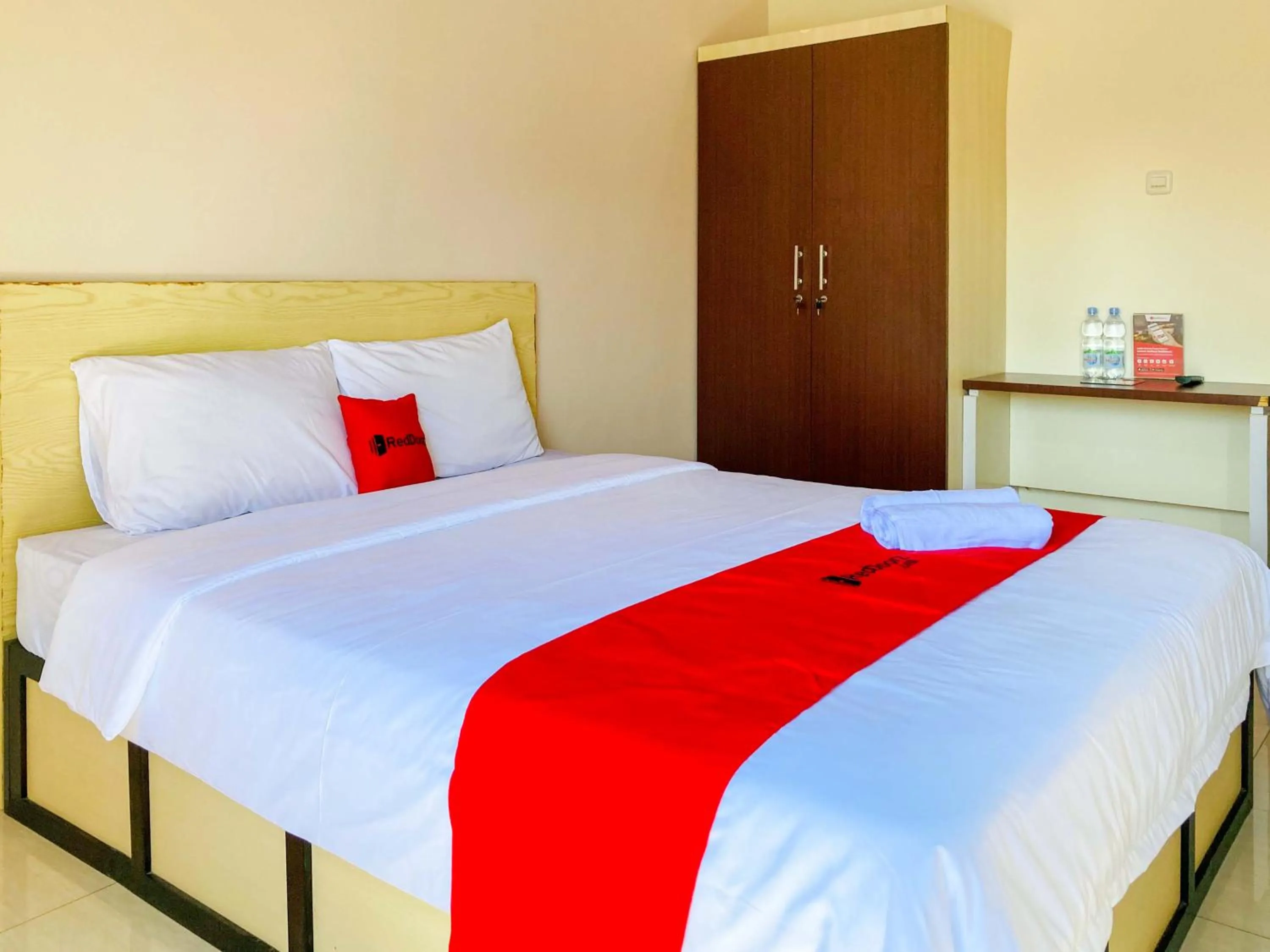 Bed in RedDoorz near Lippo Mall Yogyakarta
