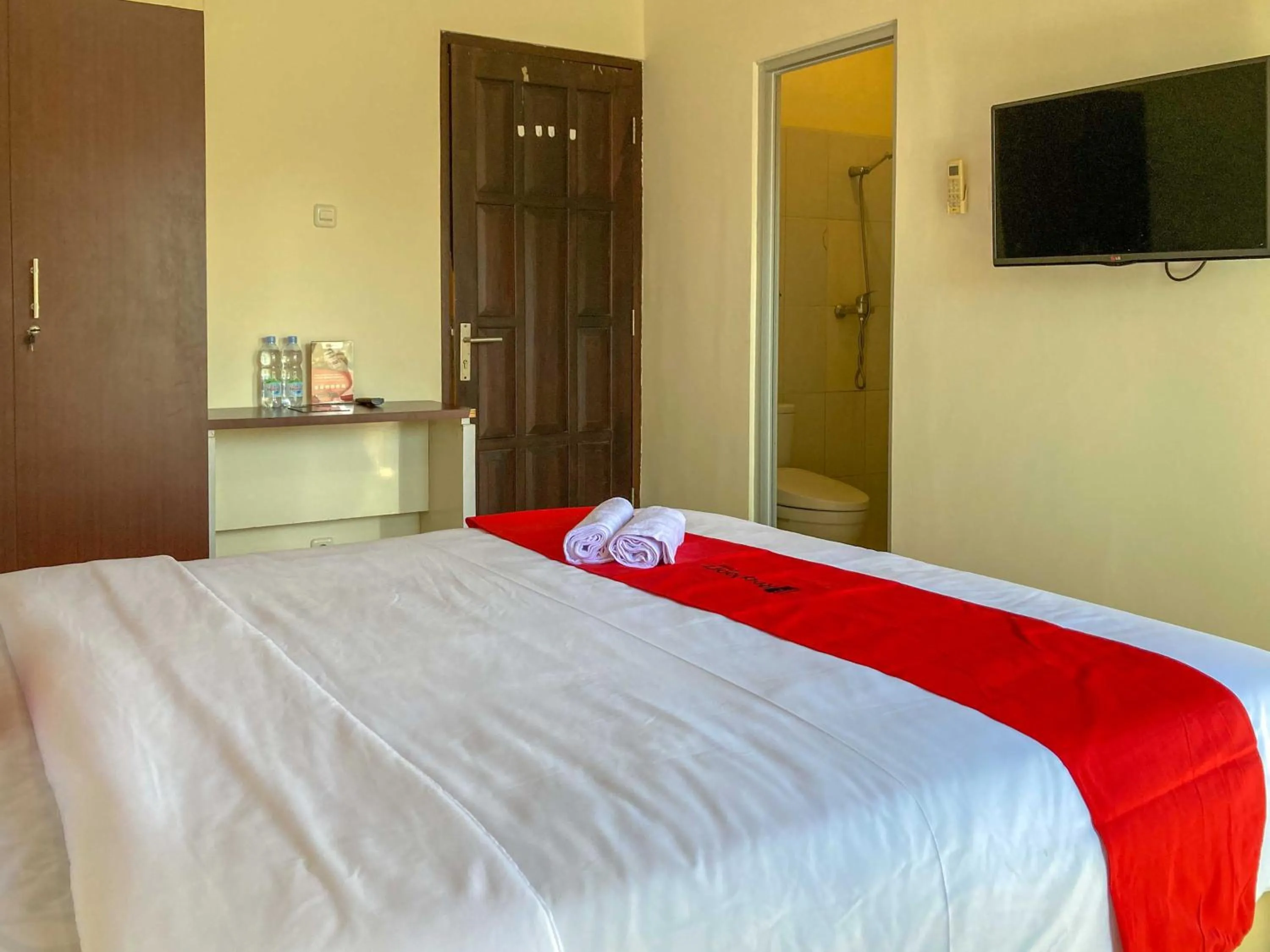 Bed in RedDoorz near Lippo Mall Yogyakarta