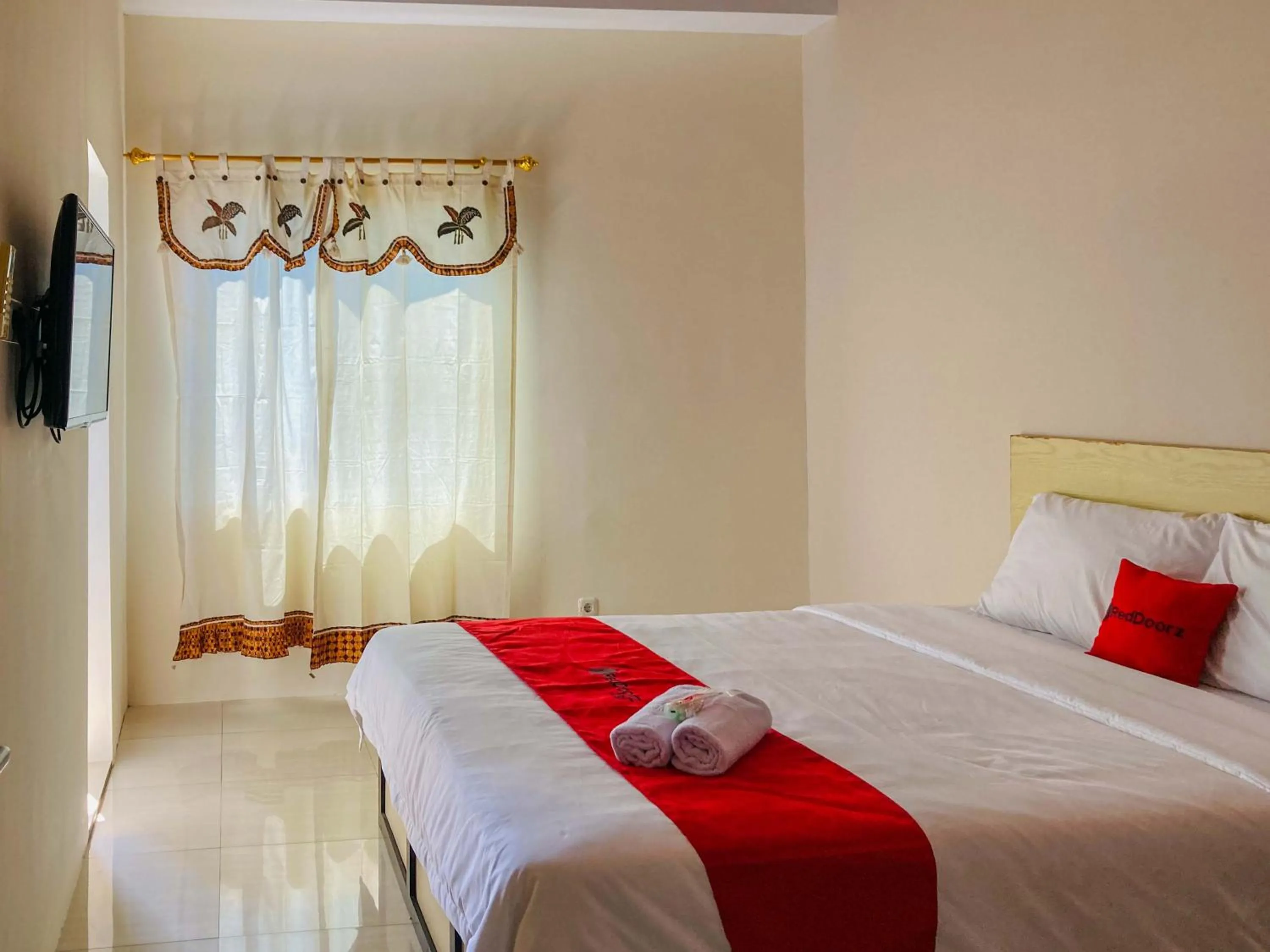 Bed in RedDoorz near Lippo Mall Yogyakarta