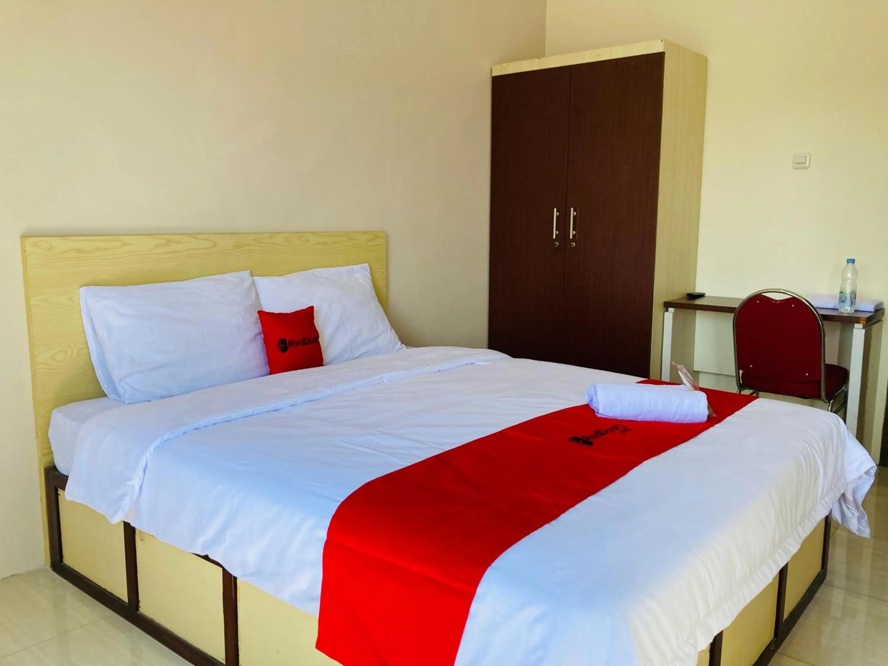Bed in RedDoorz near Lippo Mall Yogyakarta