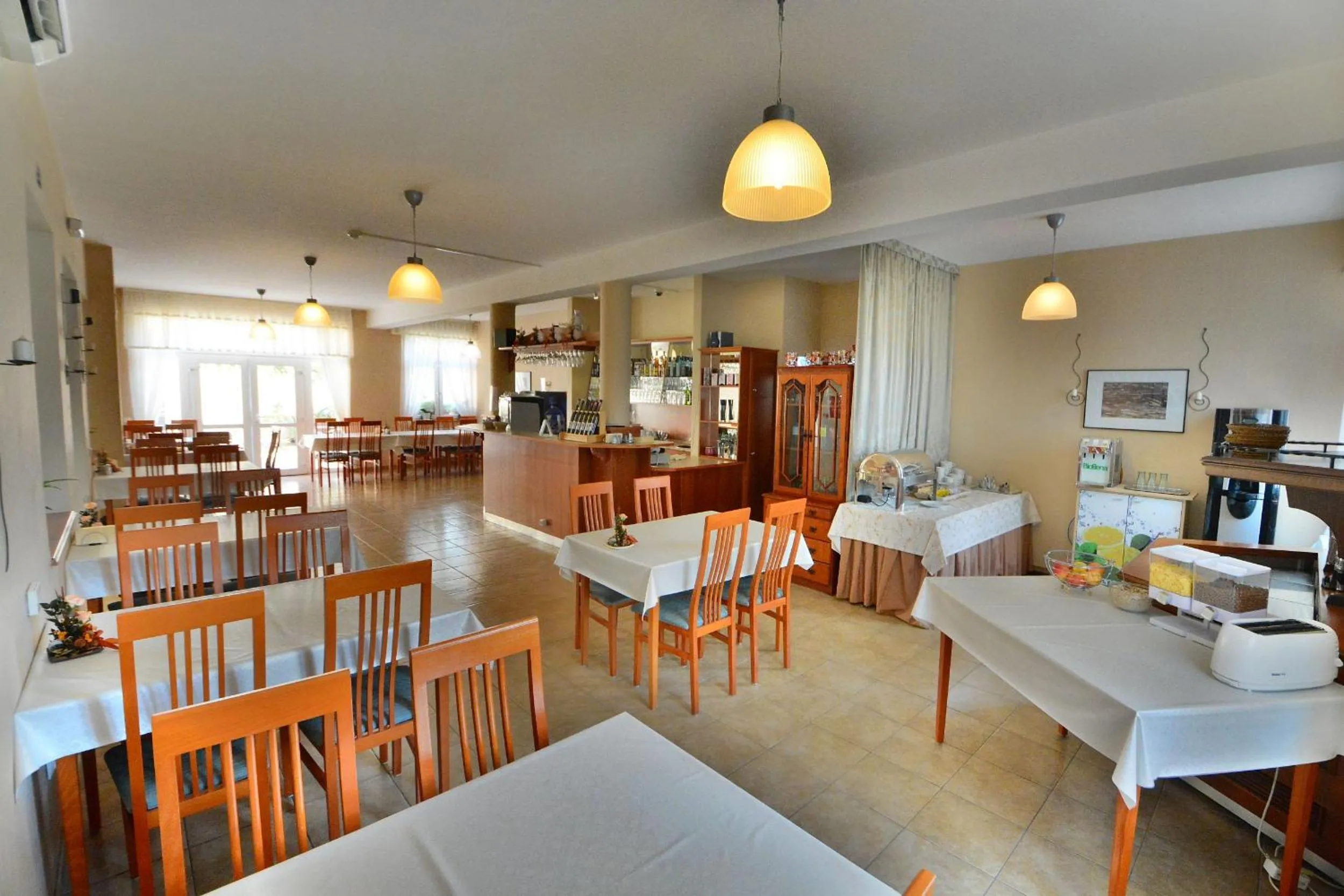 Restaurant/places to eat in Hotel Platan