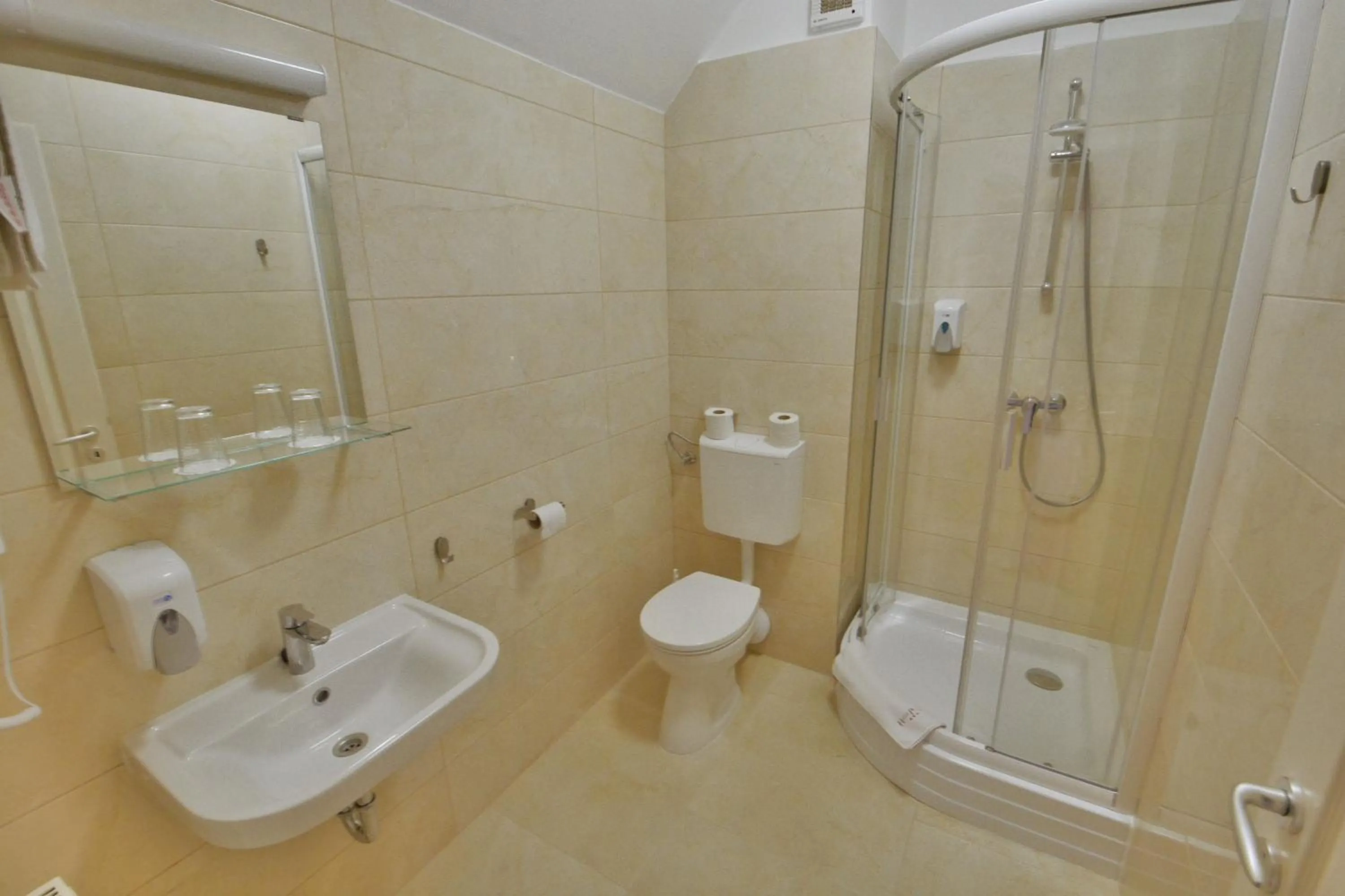 Bathroom in Hotel Platan