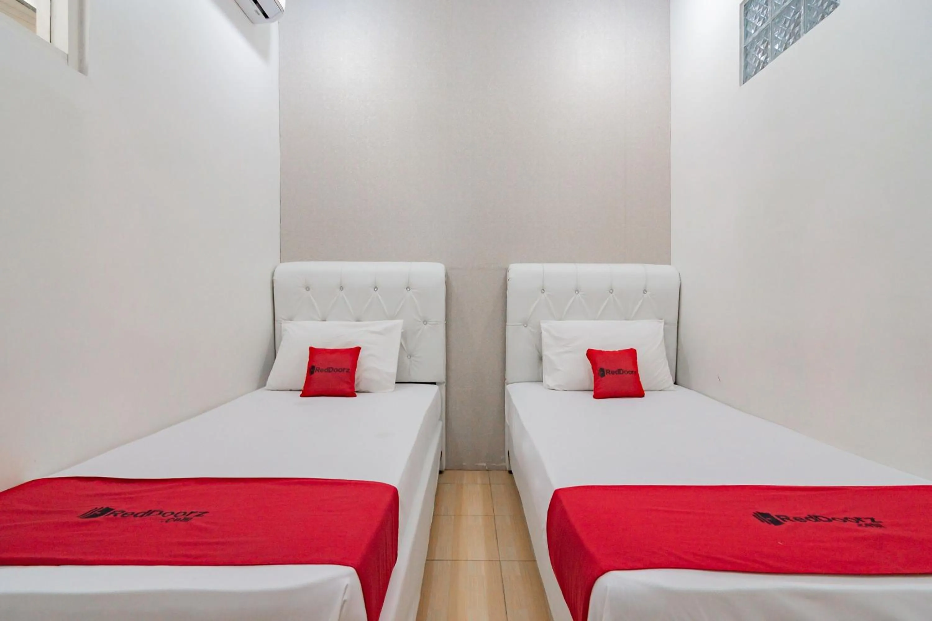 Bedroom, Bed in RedDoorz near Prujakan Station Cirebon