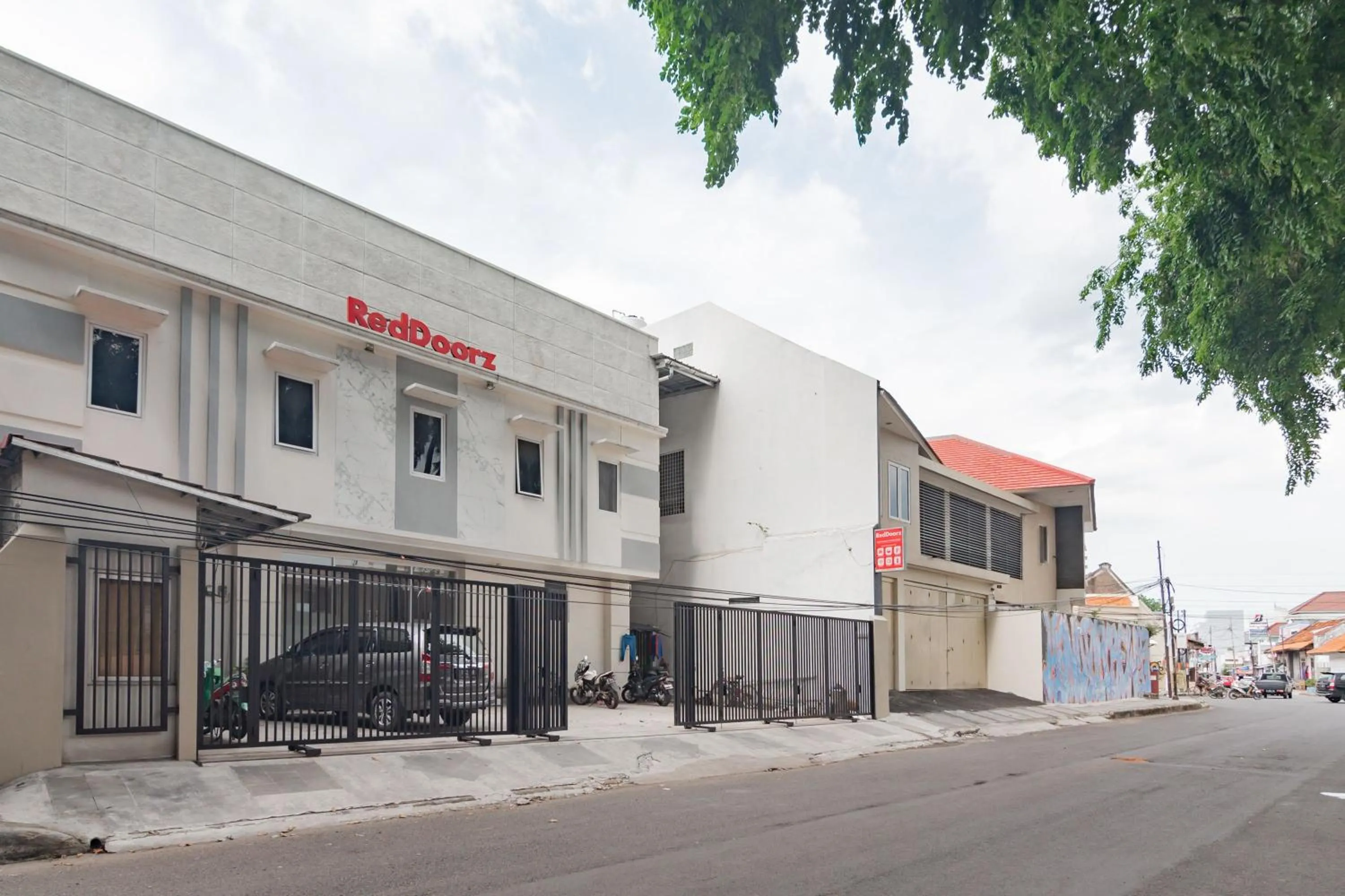 Property building in RedDoorz near Prujakan Station Cirebon