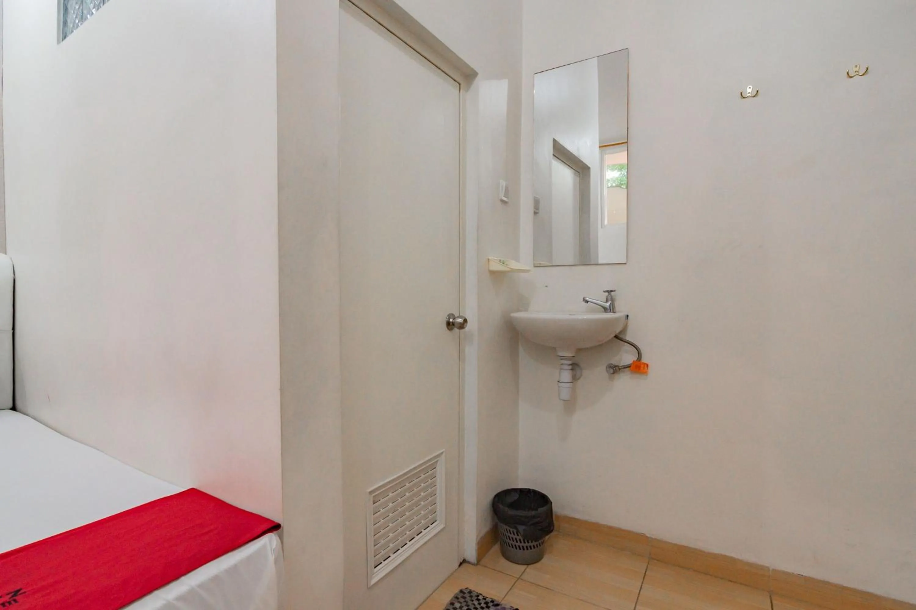 Bathroom in RedDoorz near Prujakan Station Cirebon