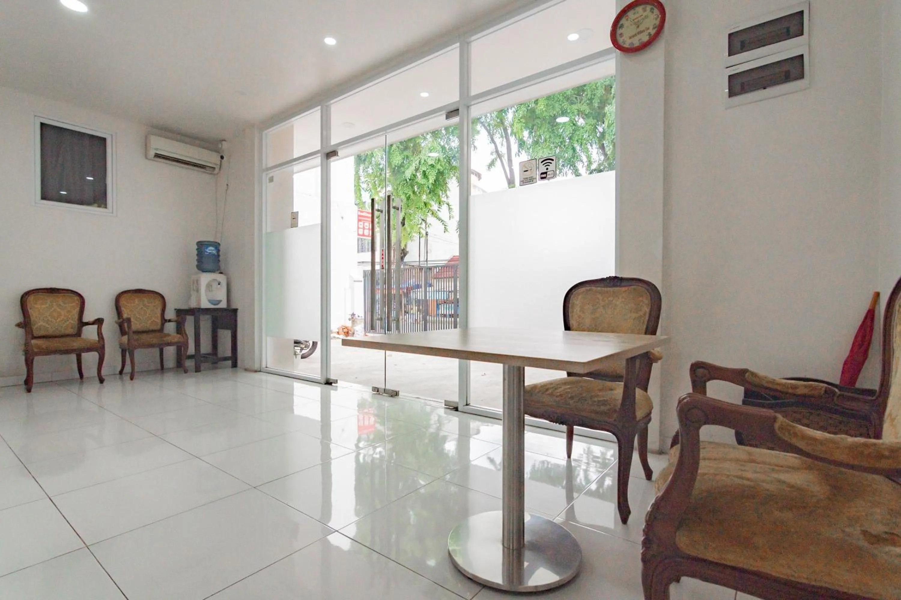 Living room in RedDoorz near Prujakan Station Cirebon