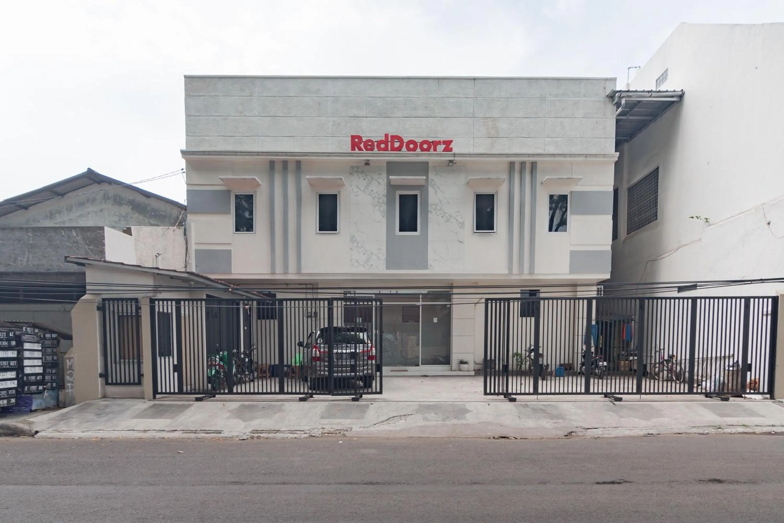 Property building in RedDoorz near Prujakan Station Cirebon