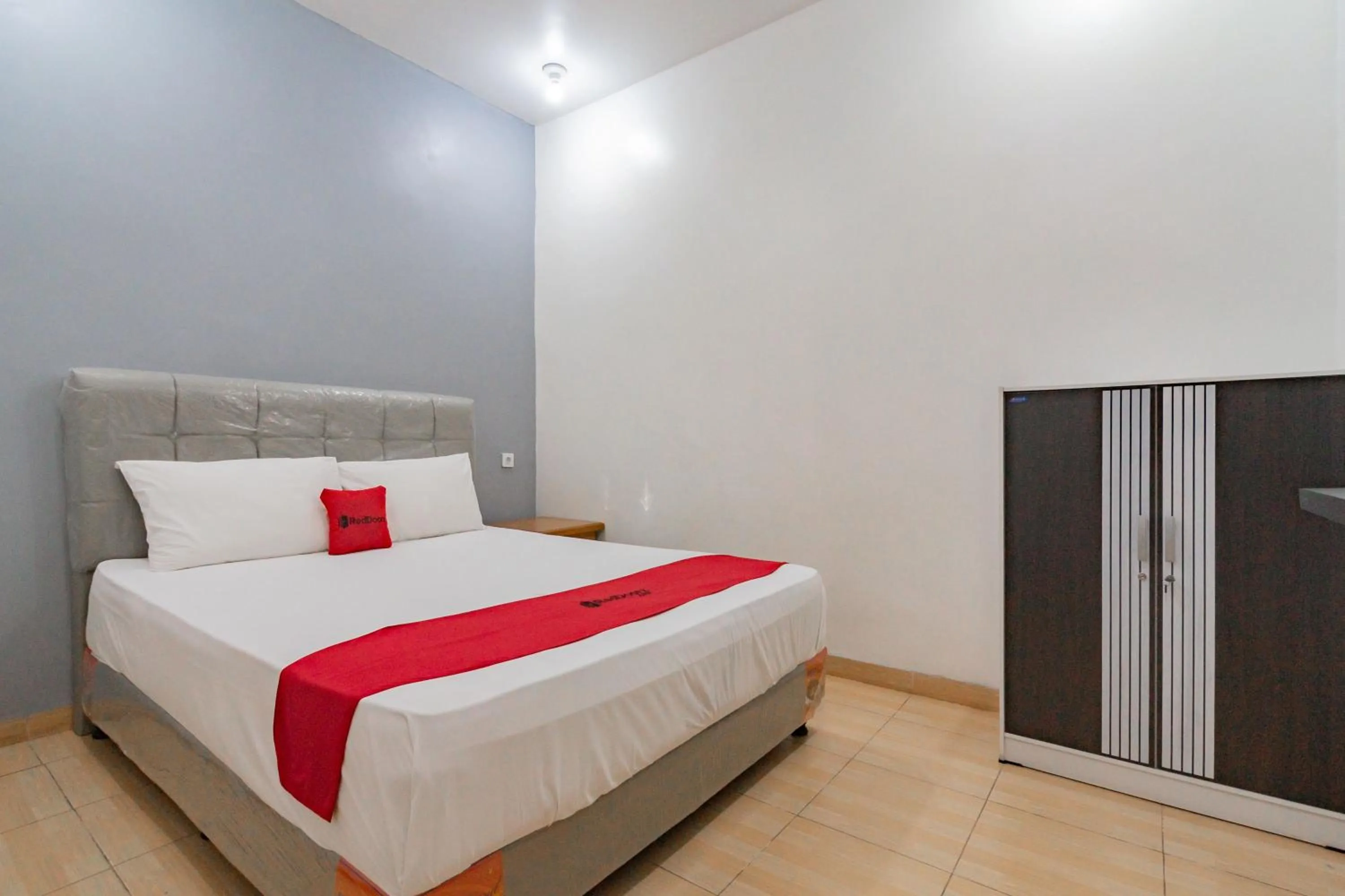 Bedroom, Bed in RedDoorz near Prujakan Station Cirebon