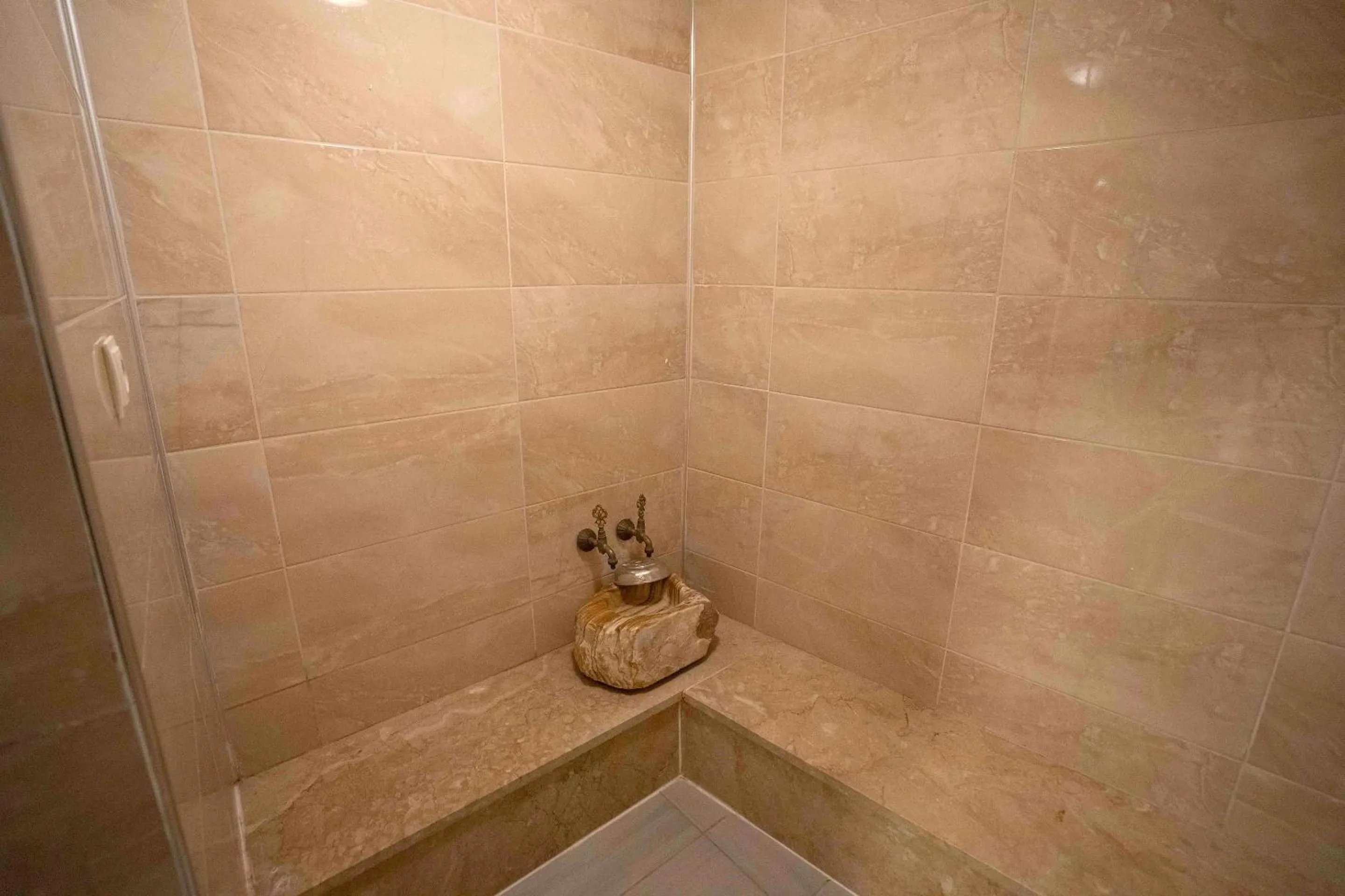 Shower in Çamlık 87 Hotel Ayvalık